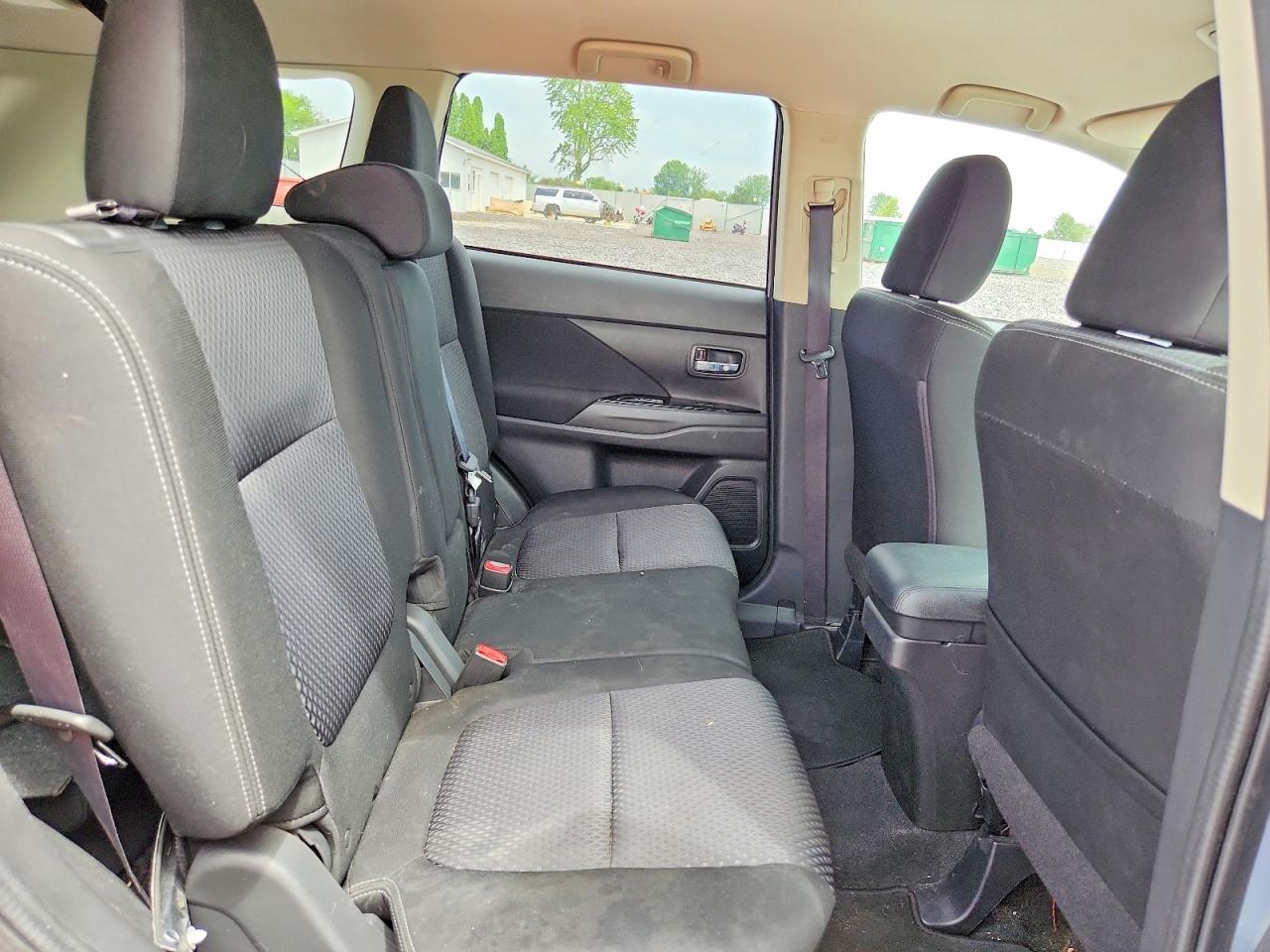2017 Mitsubishi Outlander Es Silver vin: JA4AD2A33HZ015560