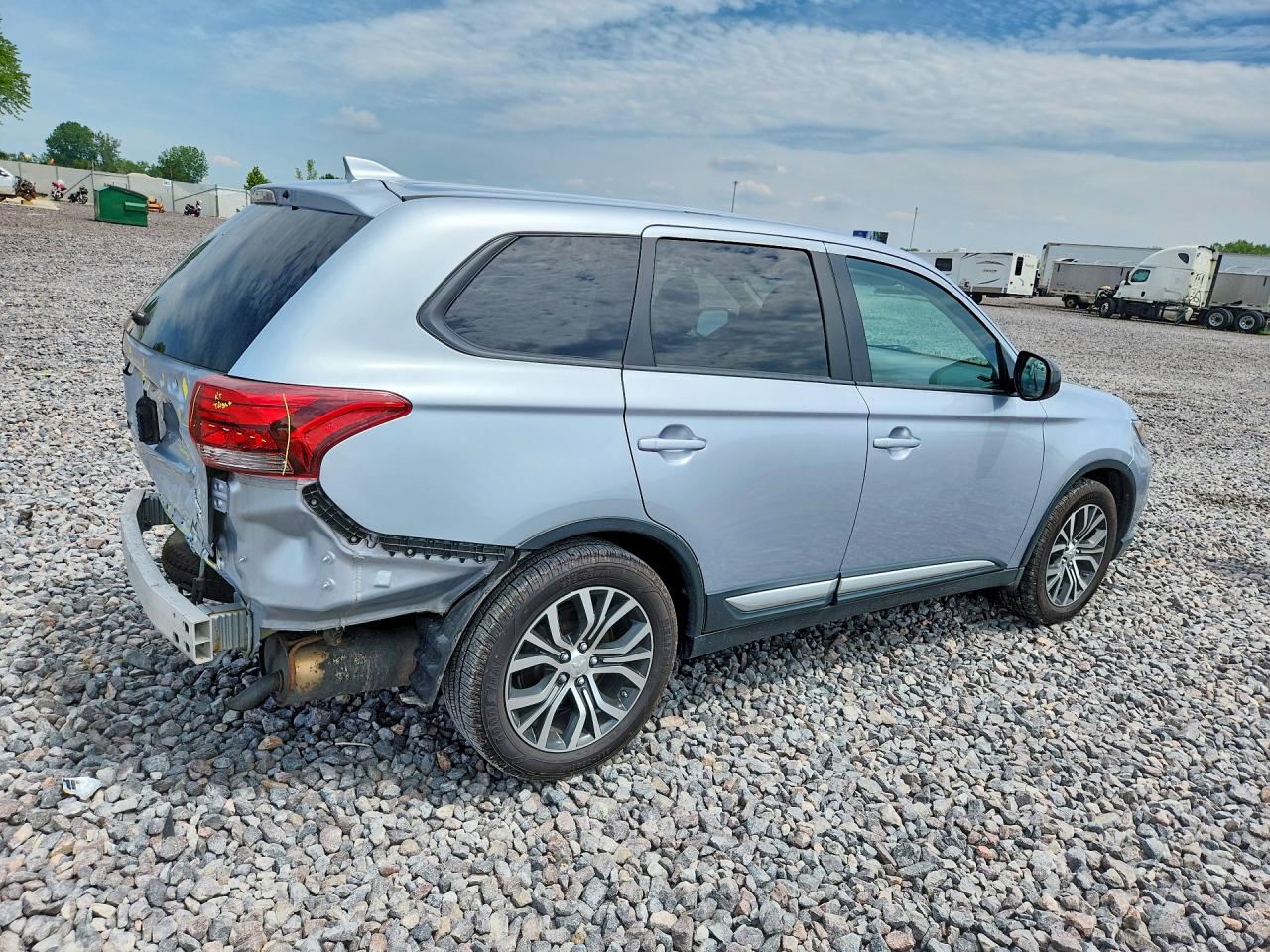 2017 Mitsubishi Outlander Es Silver vin: JA4AD2A33HZ015560