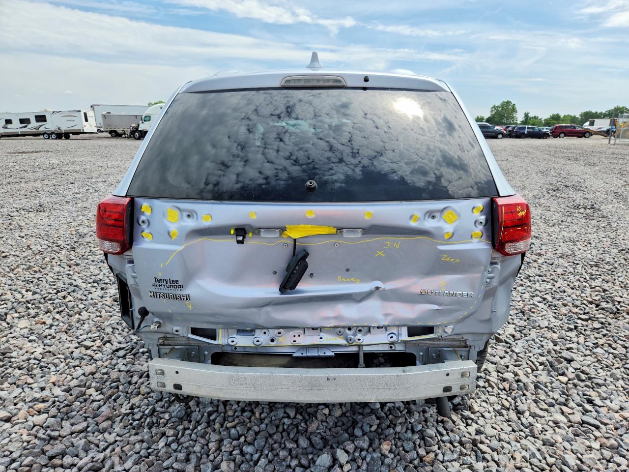 2017 Mitsubishi Outlander Es Silver vin: JA4AD2A33HZ015560