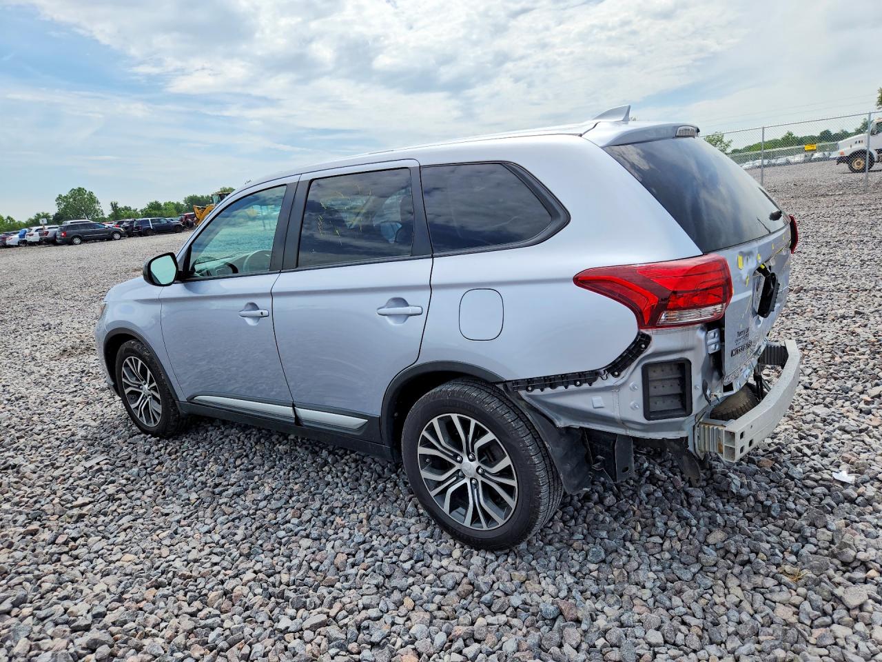 2017 Mitsubishi Outlander Es Silver vin: JA4AD2A33HZ015560