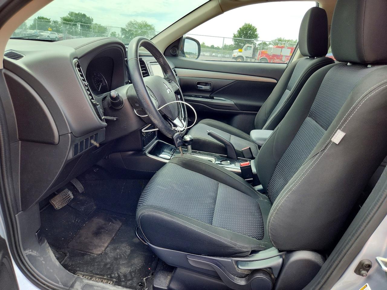 2017 Mitsubishi Outlander Es Silver vin: JA4AD2A33HZ015560