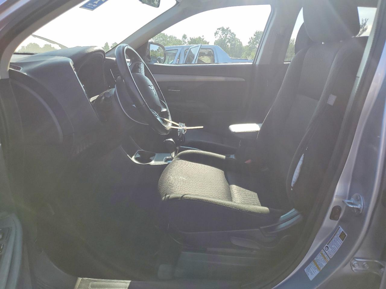 2015 Mitsubishi Outlander Es Silver vin: JA4AD2A34FZ006279