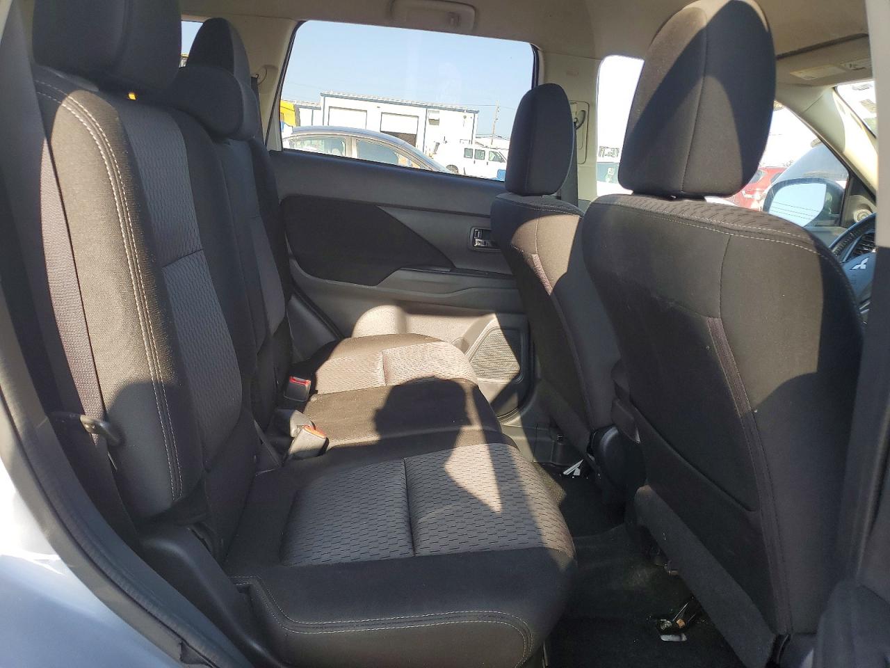 2015 Mitsubishi Outlander Es Silver vin: JA4AD2A34FZ006279