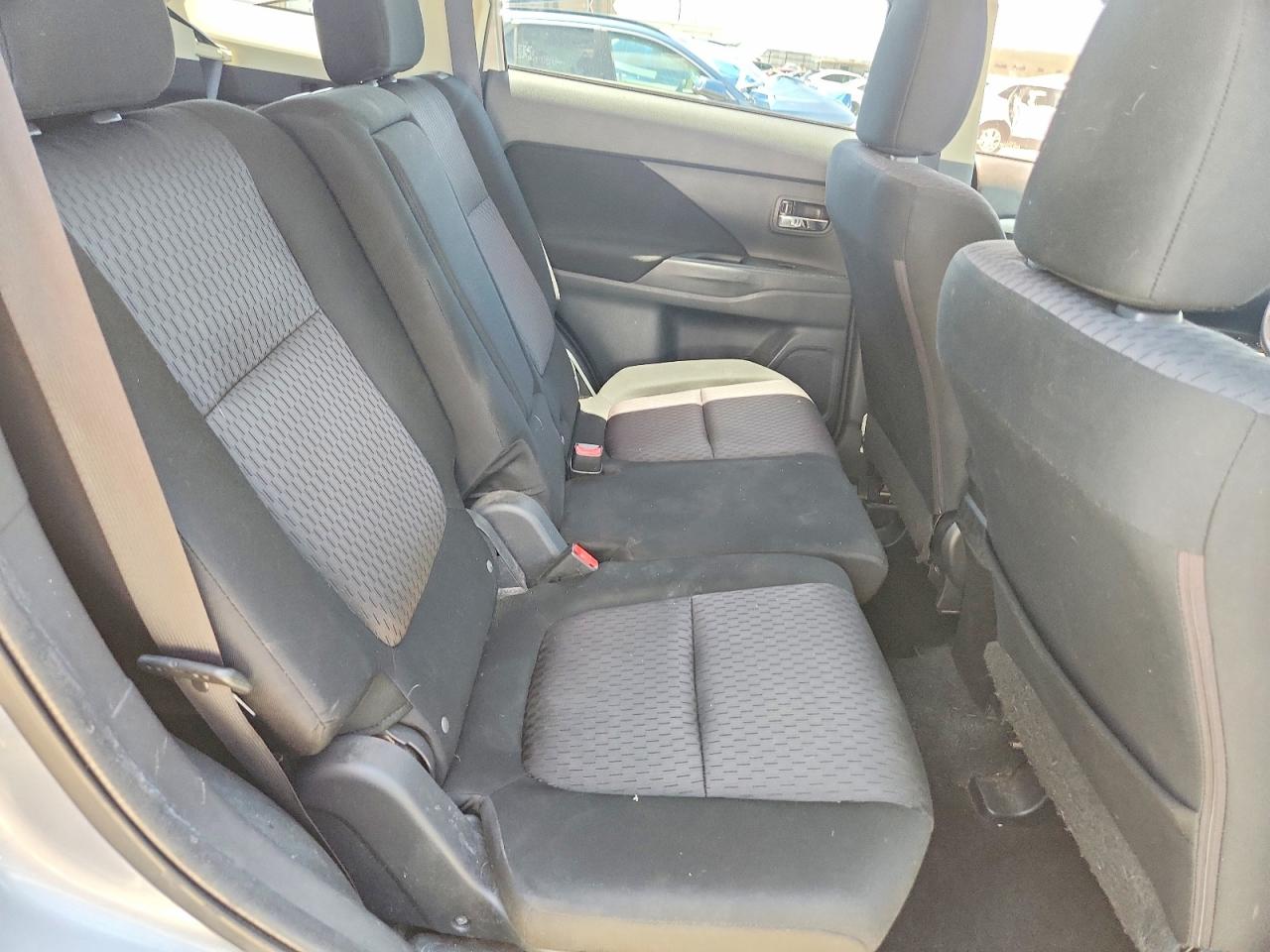 2014 Mitsubishi Outlander Es Silver vin: JA4AD2A36EZ008579
