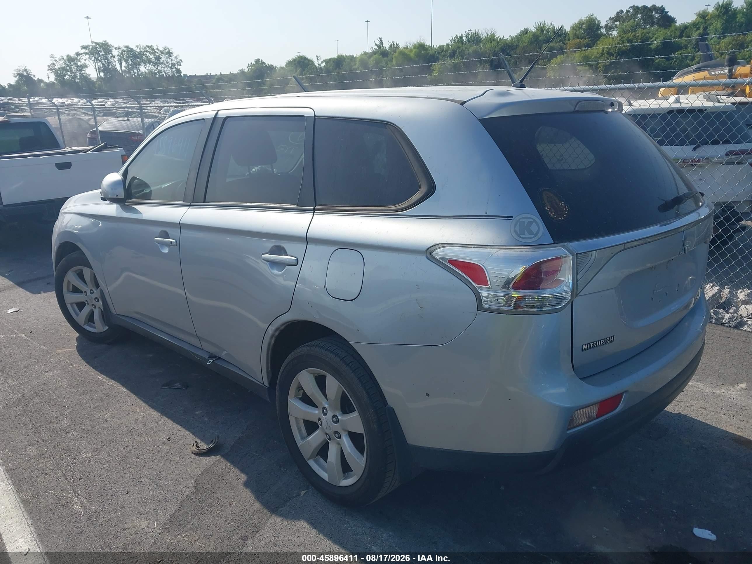 2014 Mitsubishi Outlander Es Silver vin: JA4AD2A36EZ013300