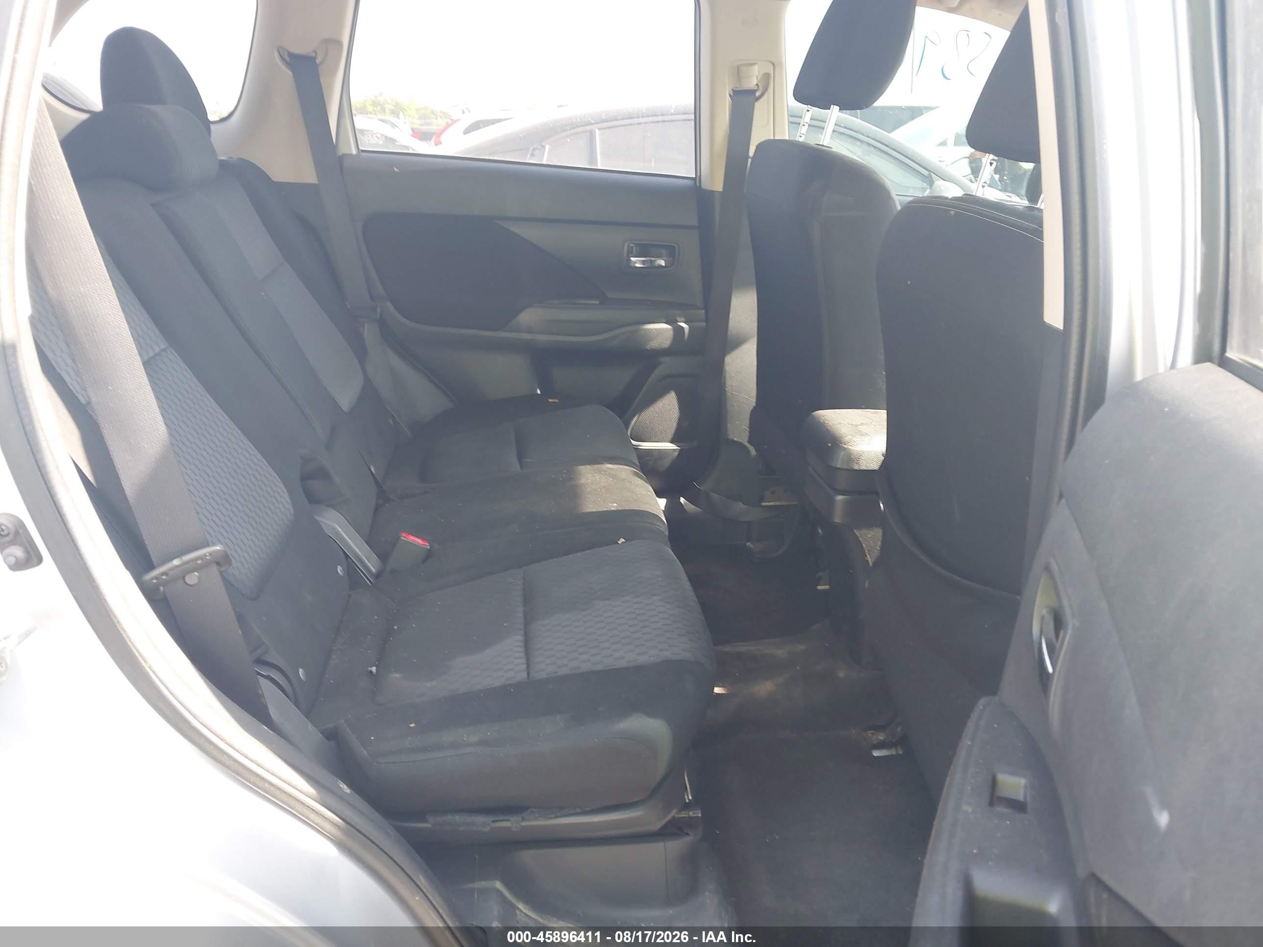 2014 Mitsubishi Outlander Es Silver vin: JA4AD2A36EZ013300