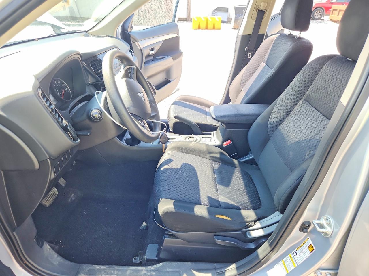 2014 Mitsubishi Outlander Es Silver vin: JA4AD2A37EZ001060