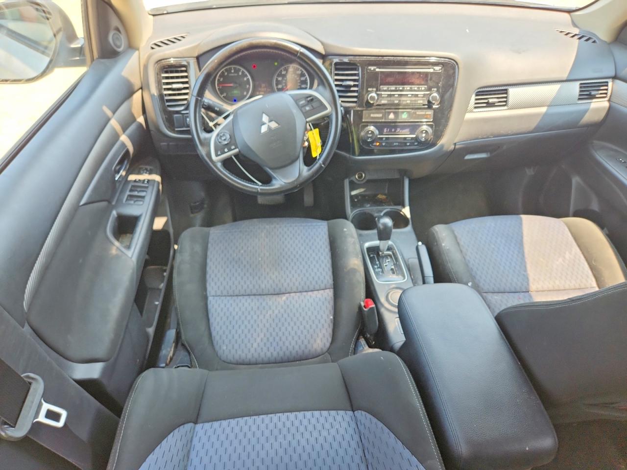 2015 Mitsubishi Outlander Es White vin: JA4AD2A37FZ004168