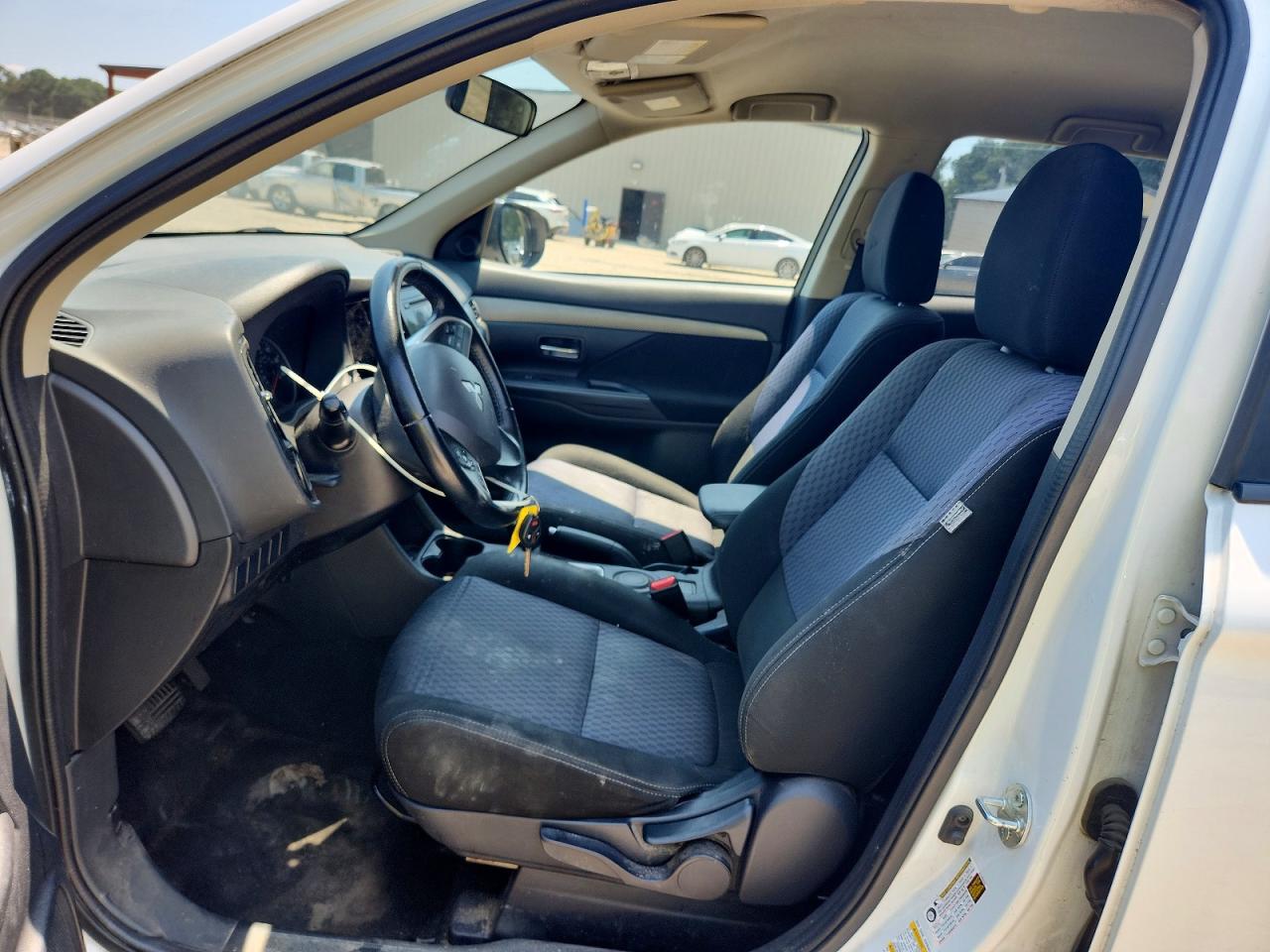2015 Mitsubishi Outlander Es White vin: JA4AD2A37FZ004168