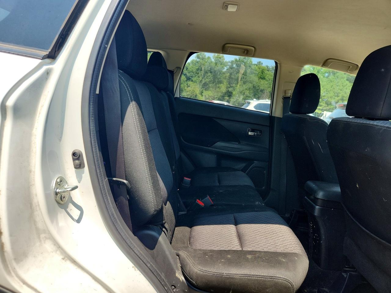 2015 Mitsubishi Outlander Es White vin: JA4AD2A37FZ004168