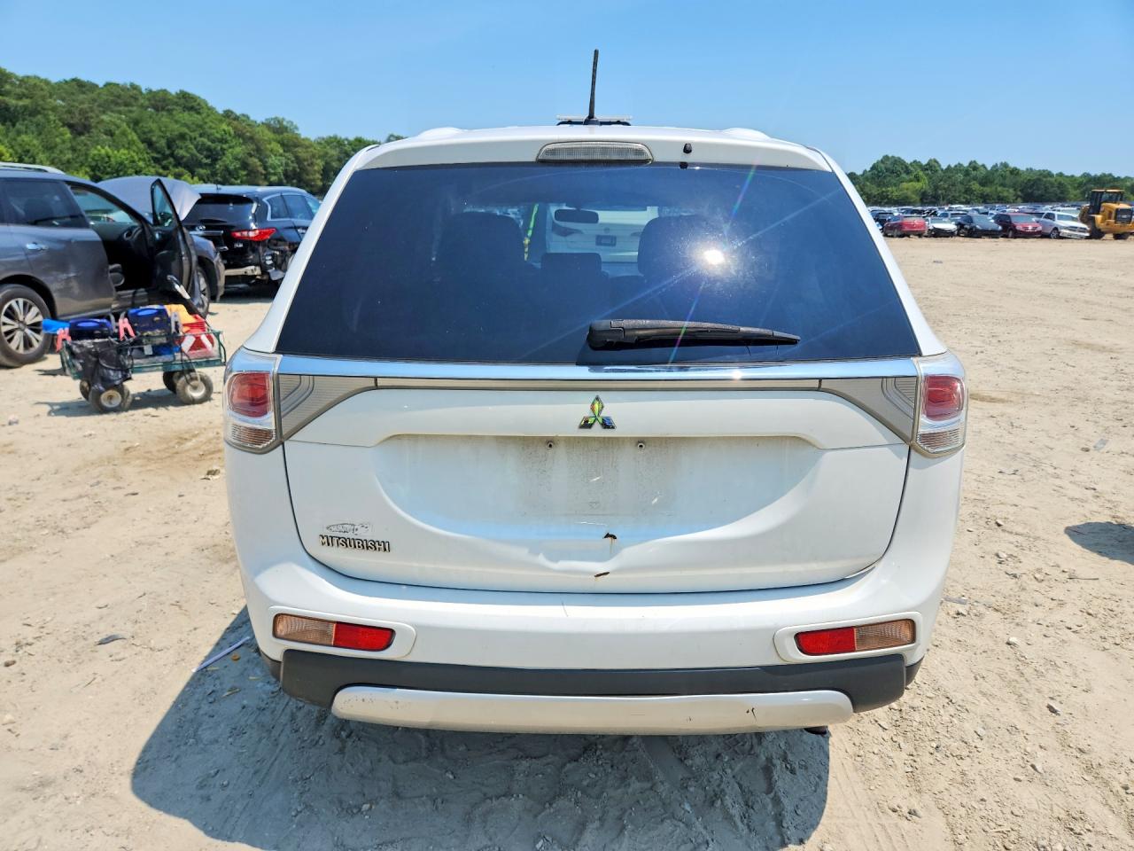 2015 Mitsubishi Outlander Es White vin: JA4AD2A37FZ004168