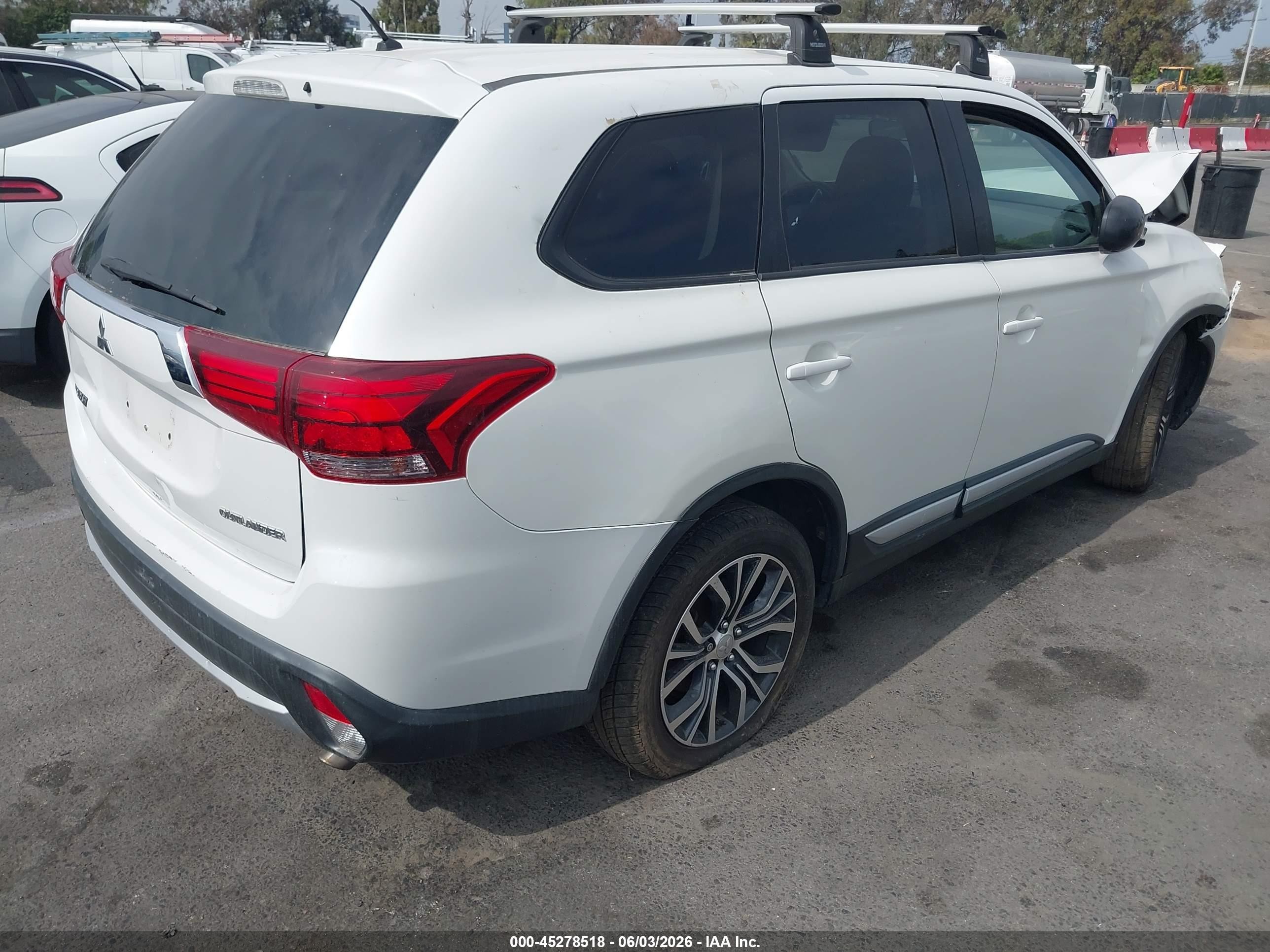 2016 Mitsubishi Outlander Es White vin: JA4AD2A37GZ000347