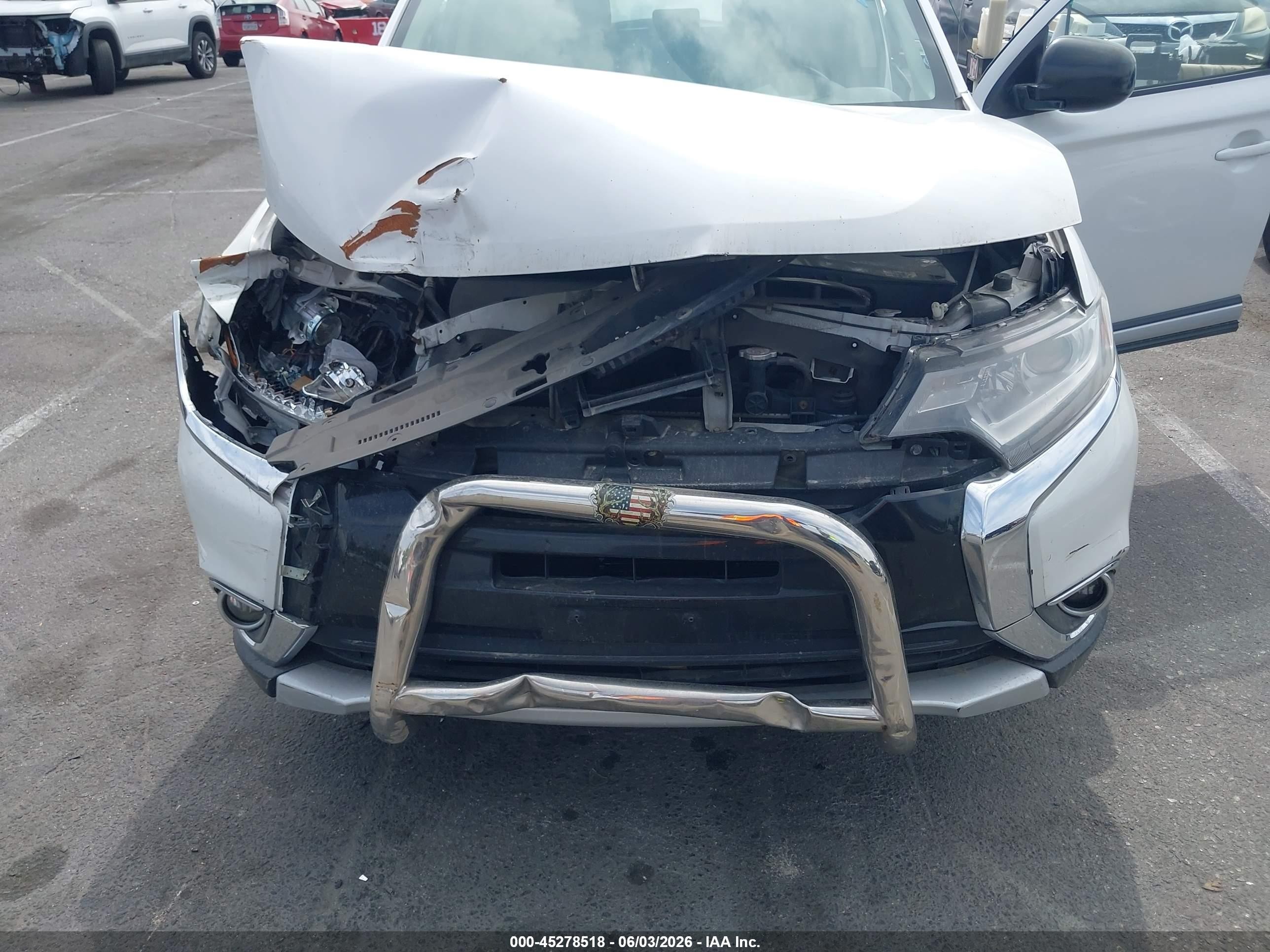 2016 Mitsubishi Outlander Es White vin: JA4AD2A37GZ000347
