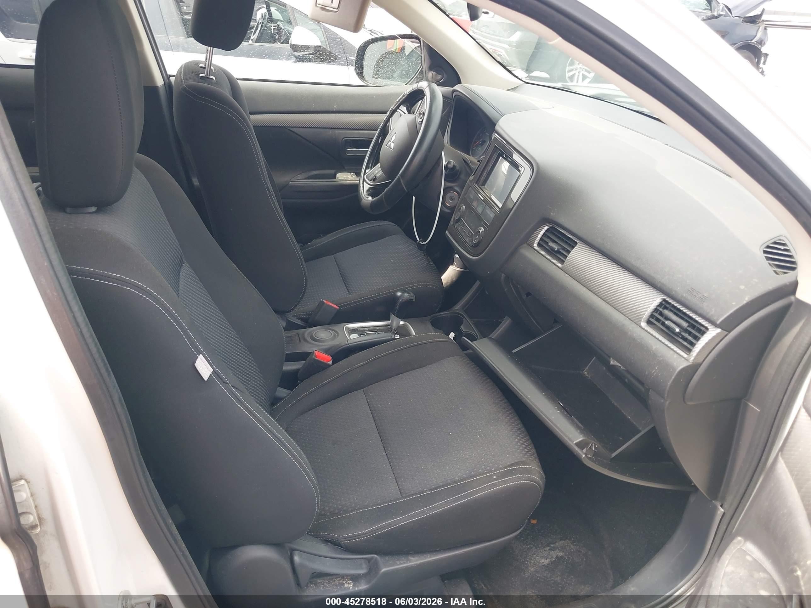 2016 Mitsubishi Outlander Es White vin: JA4AD2A37GZ000347