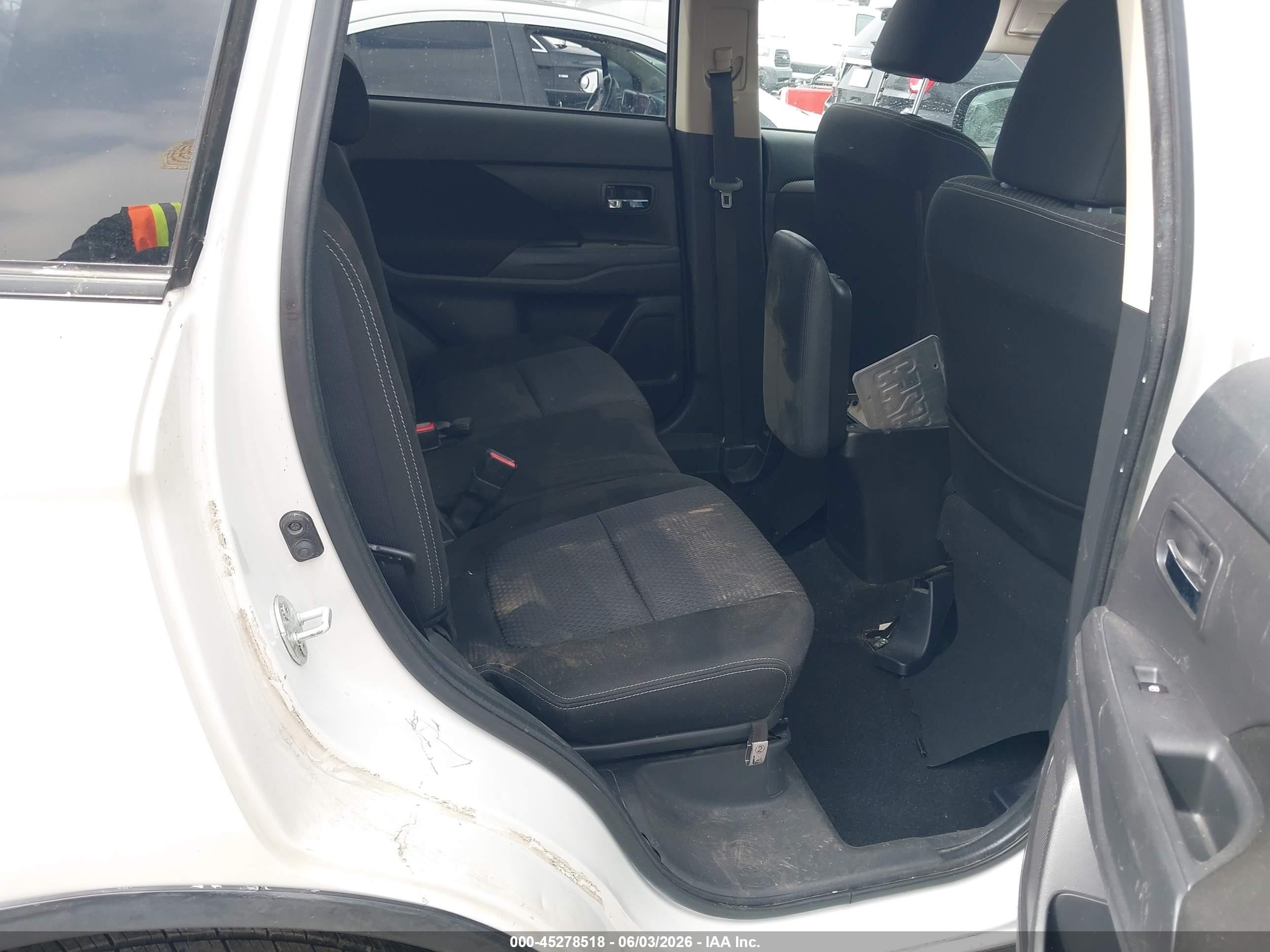 2016 Mitsubishi Outlander Es White vin: JA4AD2A37GZ000347
