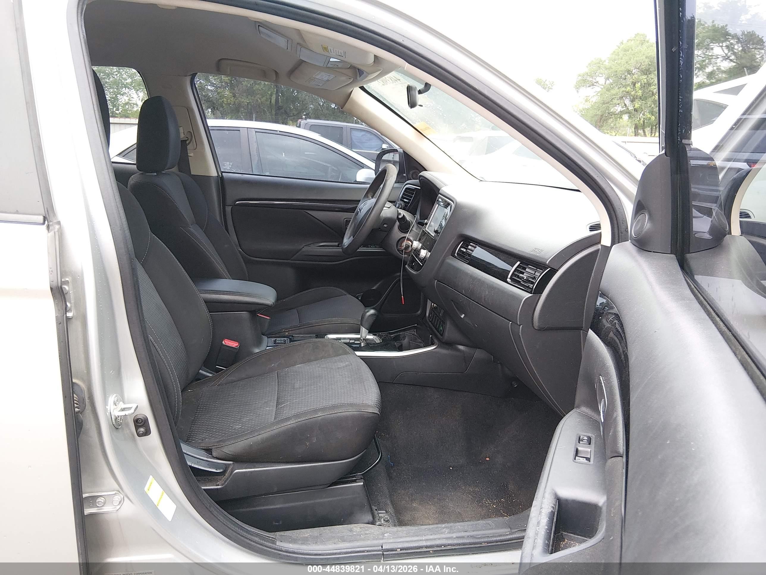 2020 Mitsubishi Outlander Es 2.4 Silver vin: JA4AD2A37LZ006871