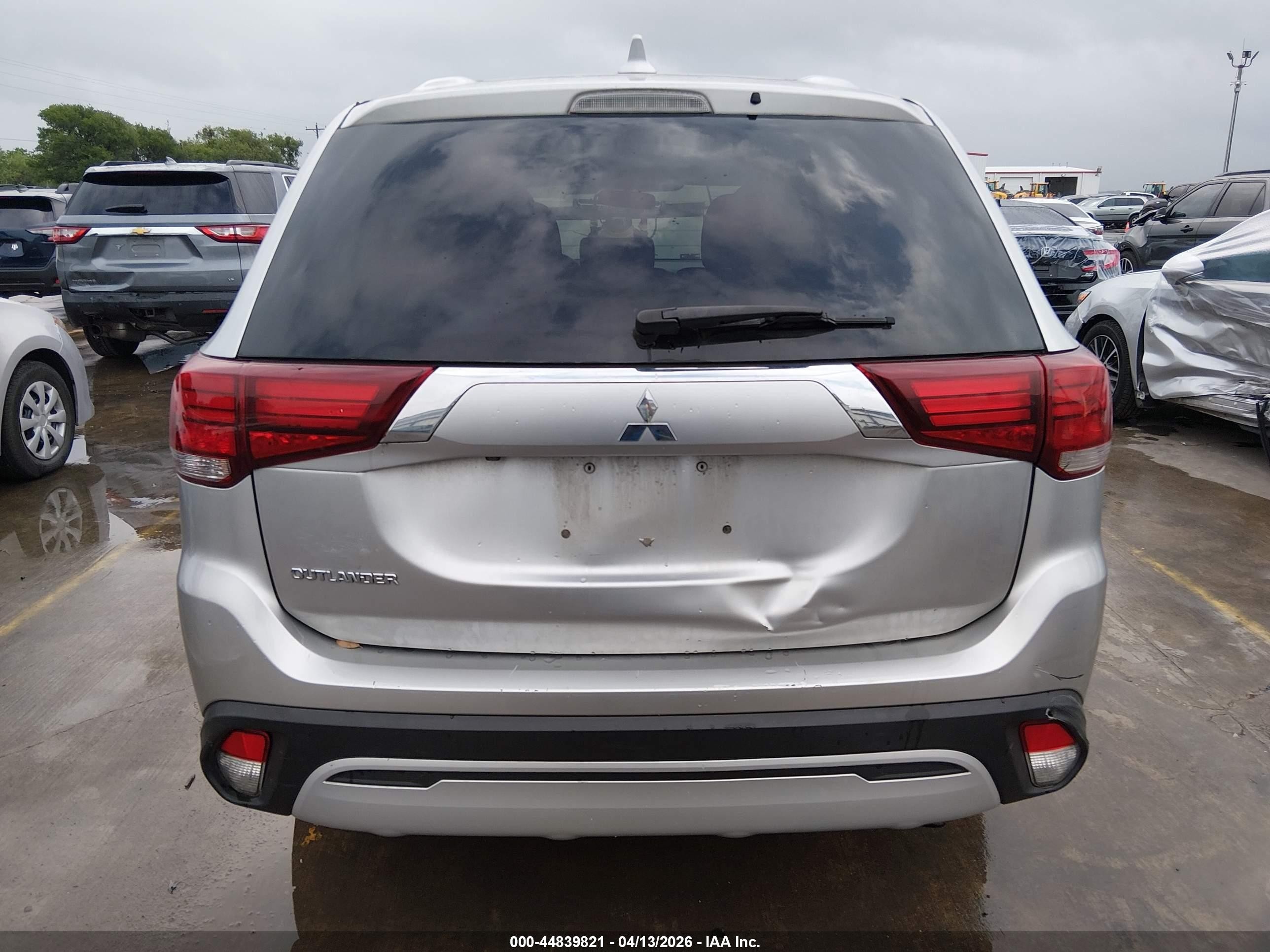 2020 Mitsubishi Outlander Es 2.4 Silver vin: JA4AD2A37LZ006871