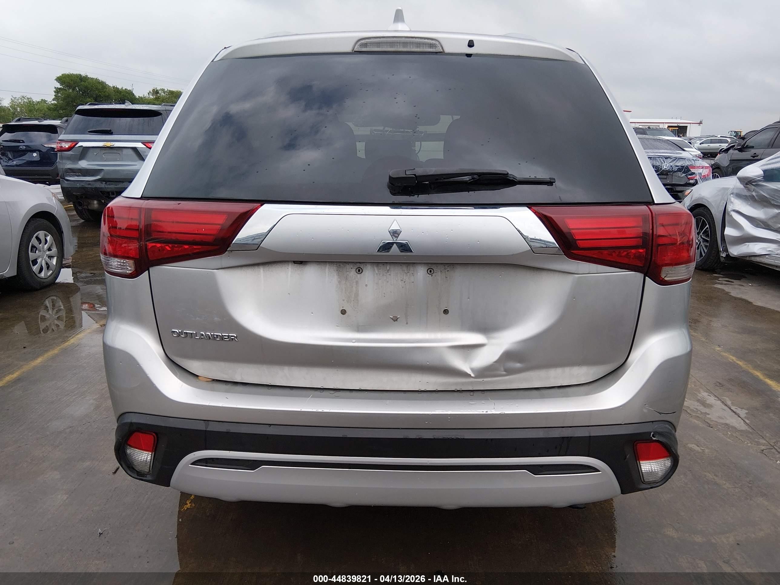 2020 Mitsubishi Outlander Es 2.4 Silver vin: JA4AD2A37LZ006871