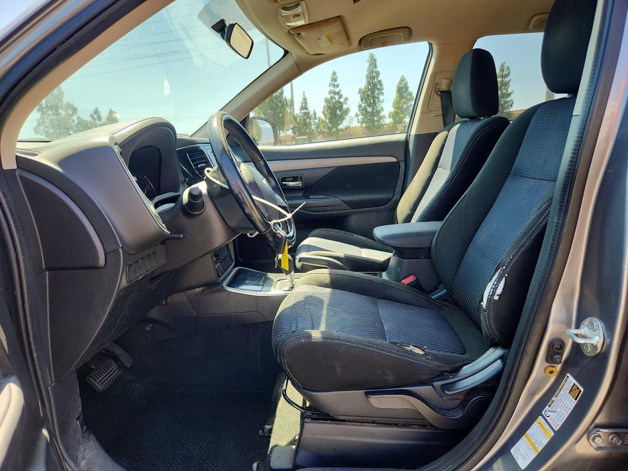 2017 Mitsubishi Outlander Es Silver vin: JA4AD2A39HZ040740