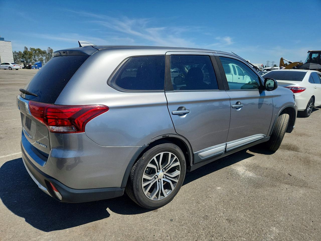 2017 Mitsubishi Outlander Es Silver vin: JA4AD2A39HZ040740