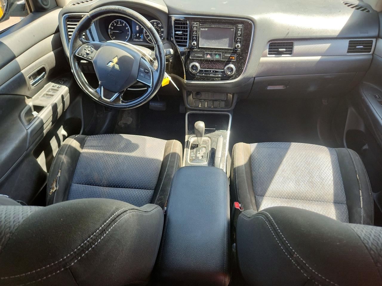 2017 Mitsubishi Outlander Es Silver vin: JA4AD2A39HZ040740