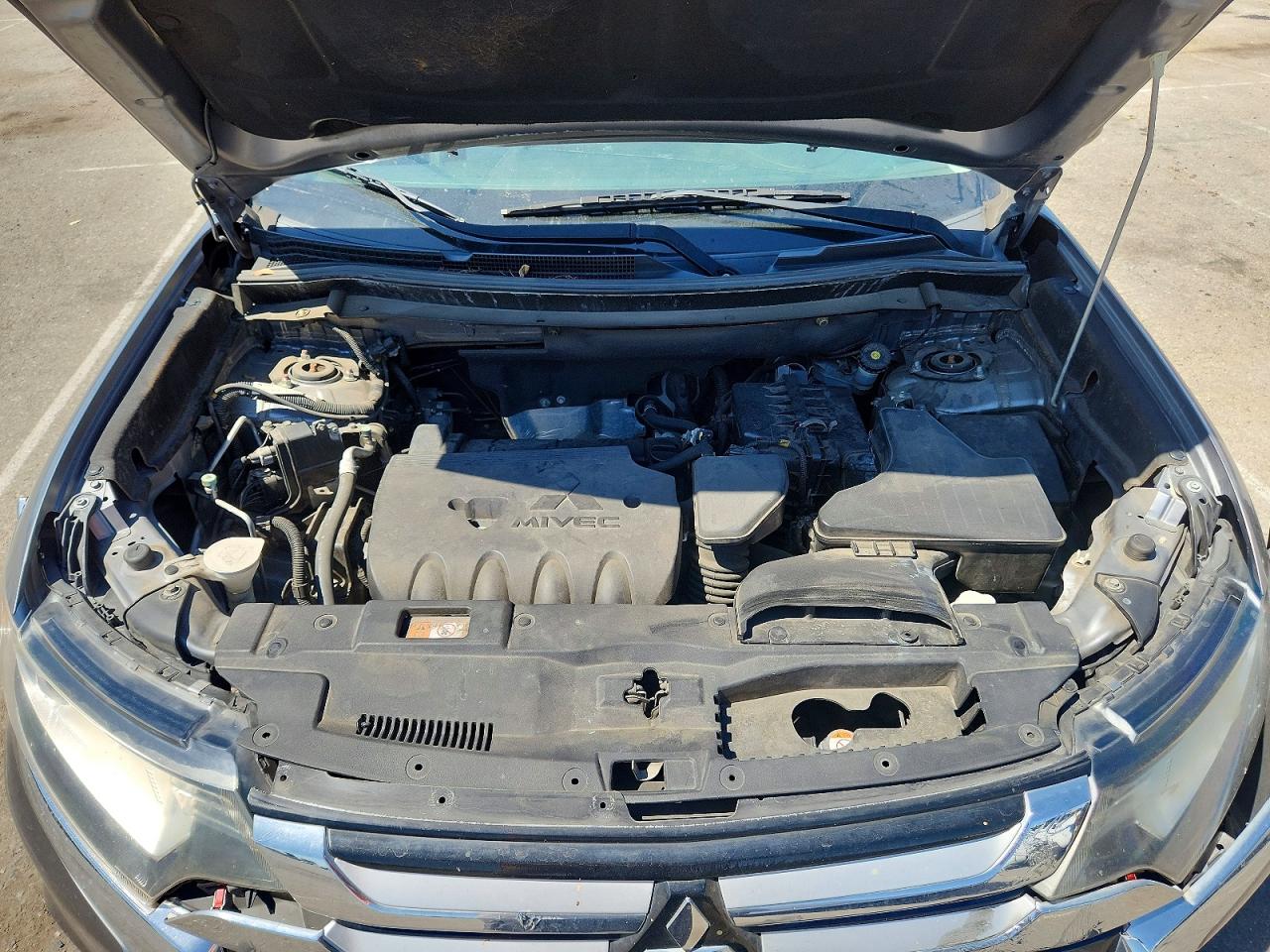 2017 Mitsubishi Outlander Es Silver vin: JA4AD2A39HZ040740