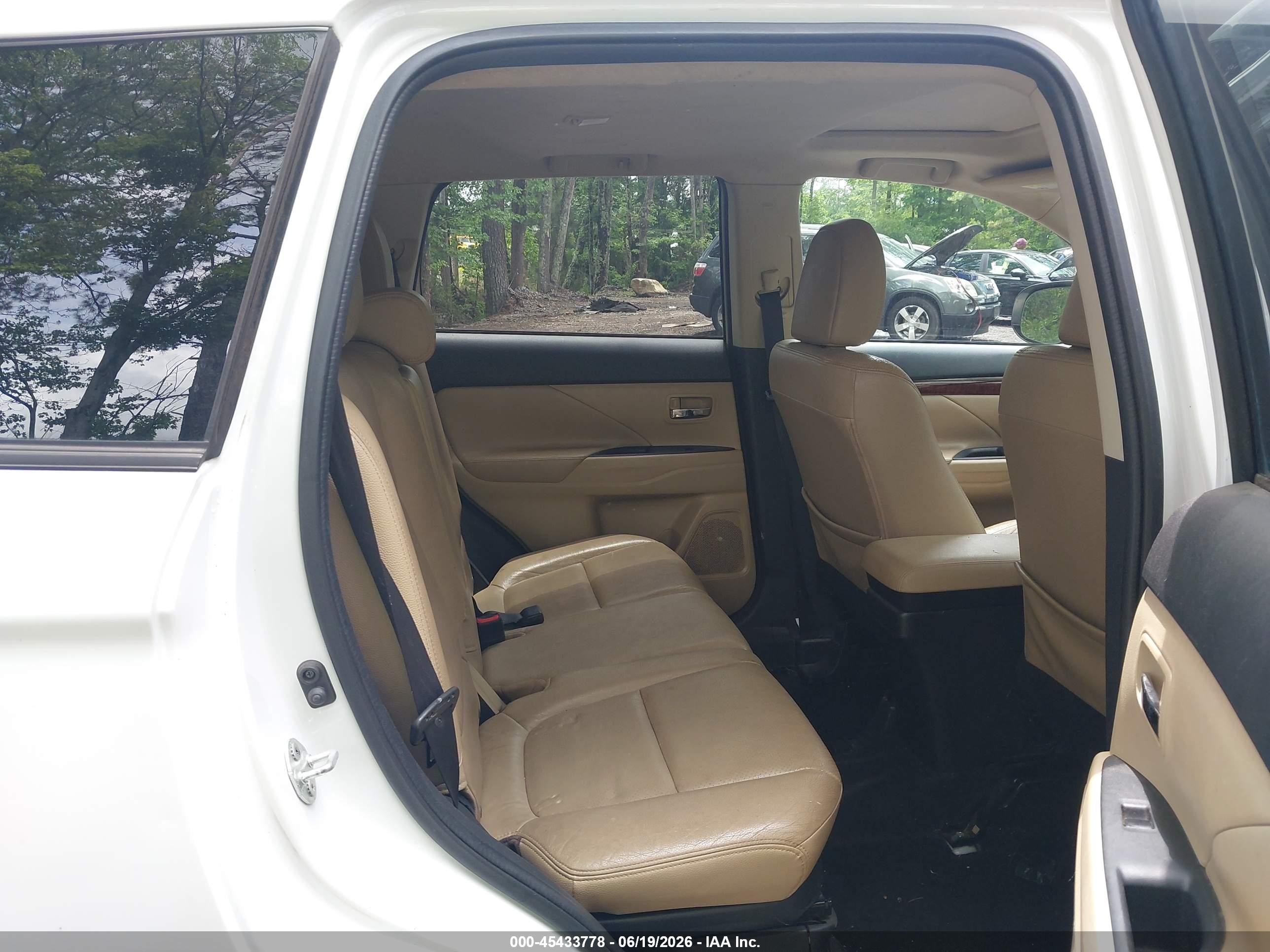 2014 Mitsubishi Outlander Se White vin: JA4AD3A32EZ008309
