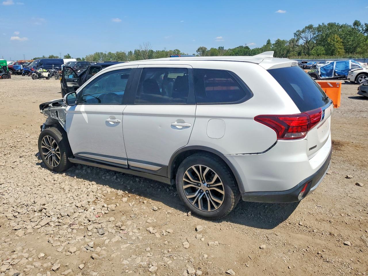 2018 Mitsubishi Outlander Se White vin: JA4AD3A32JZ039666