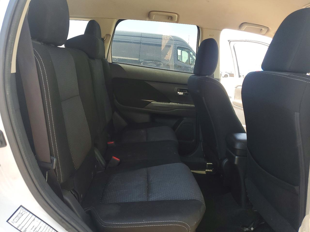 2018 Mitsubishi Outlander Se White vin: JA4AD3A32JZ039666