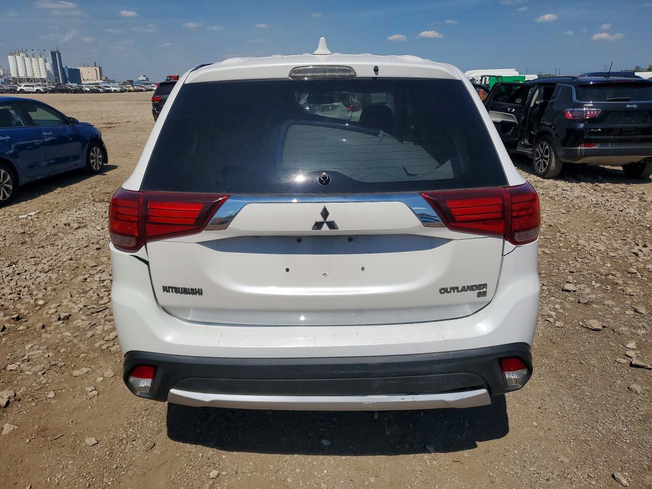 2018 Mitsubishi Outlander Se White vin: JA4AD3A32JZ039666
