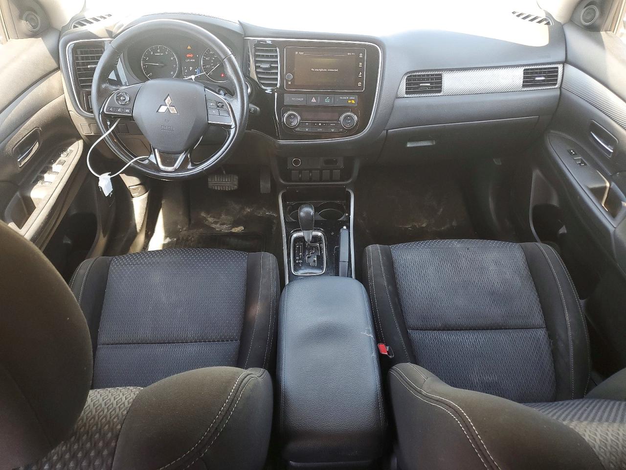 2018 Mitsubishi Outlander Se White vin: JA4AD3A32JZ039666
