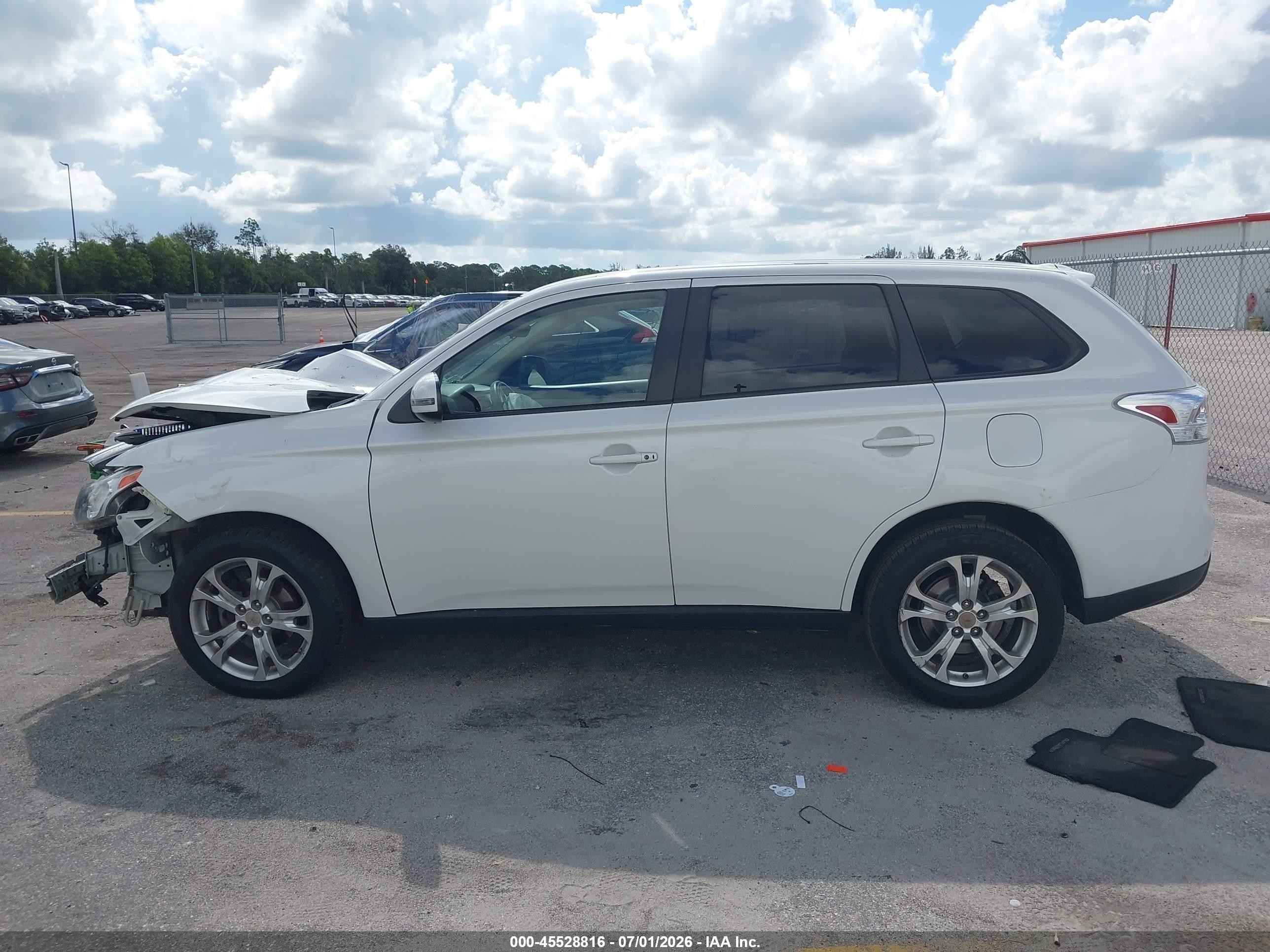 2014 Mitsubishi Outlander Se White vin: JA4AD3A33EZ013213