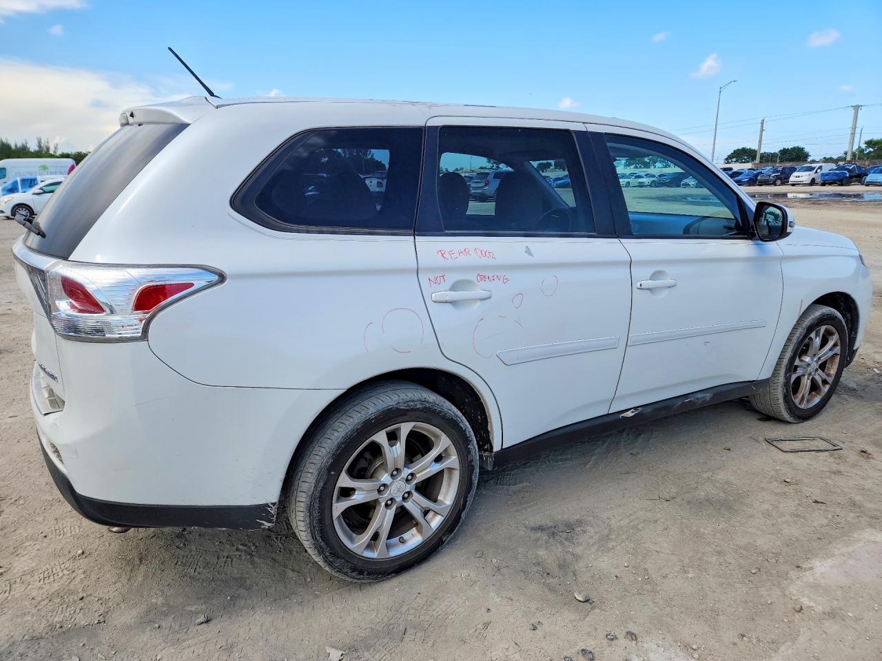 2014 Mitsubishi Outlander Se White vin: JA4AD3A33EZ015852