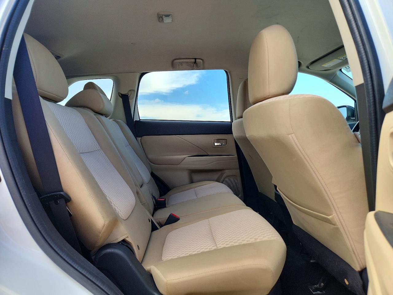 2014 Mitsubishi Outlander Se White vin: JA4AD3A33EZ015852