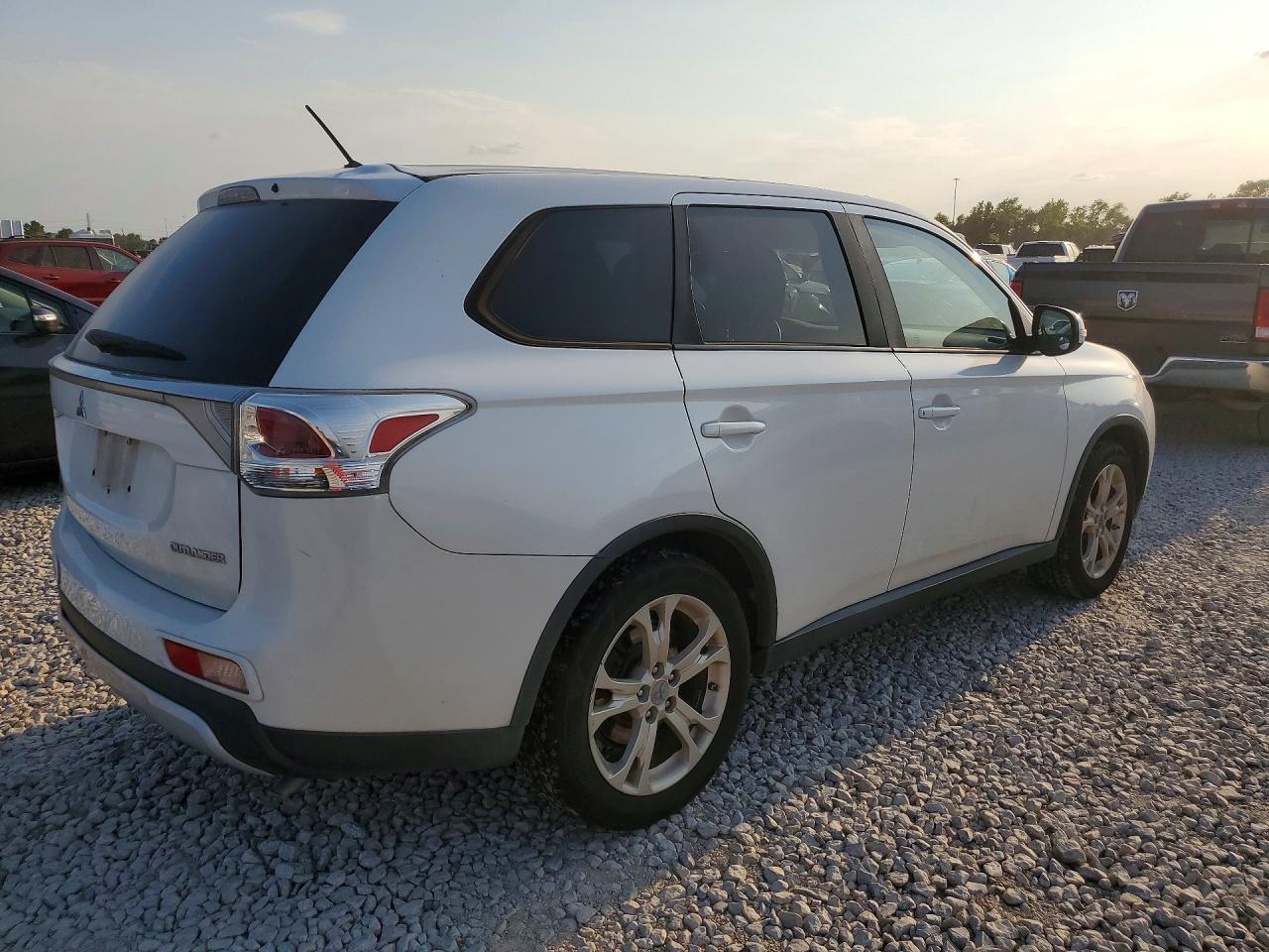 2015 Mitsubishi Outlander Se White vin: JA4AD3A33FZ003282