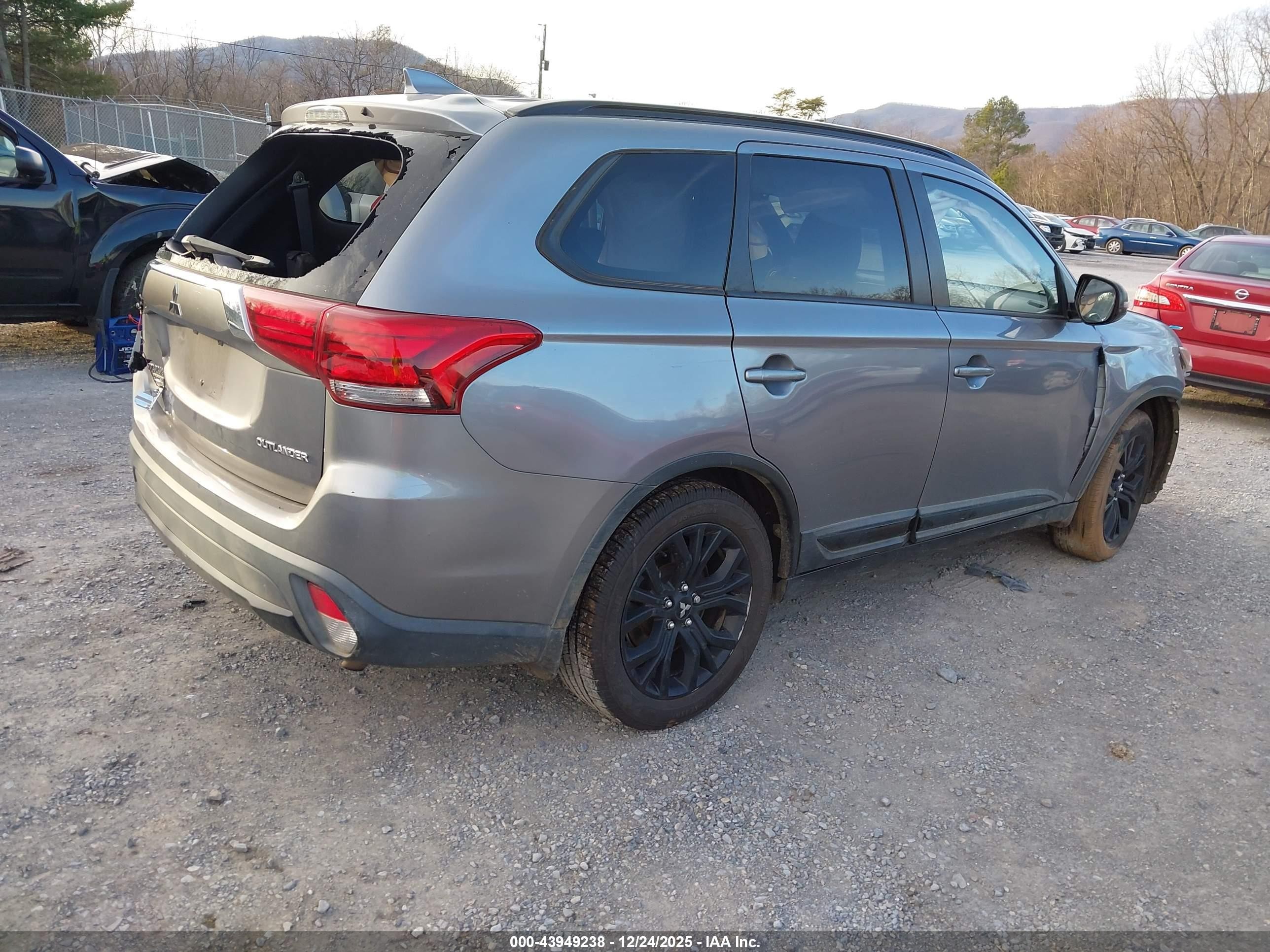 2018 Mitsubishi Outlander Le Серый vin: JA4AD3A34JZ059921