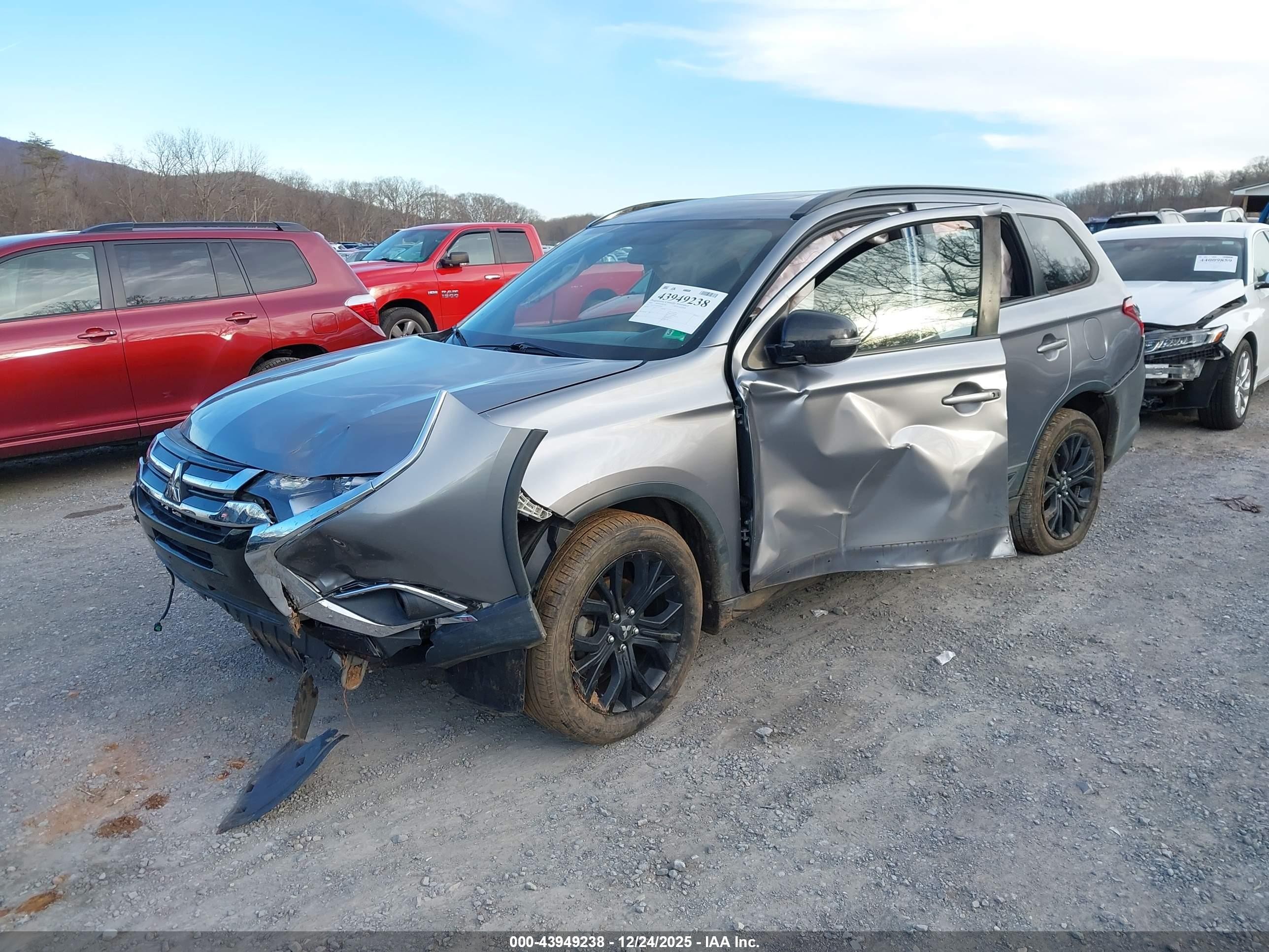 2018 Mitsubishi Outlander Le Серый vin: JA4AD3A34JZ059921