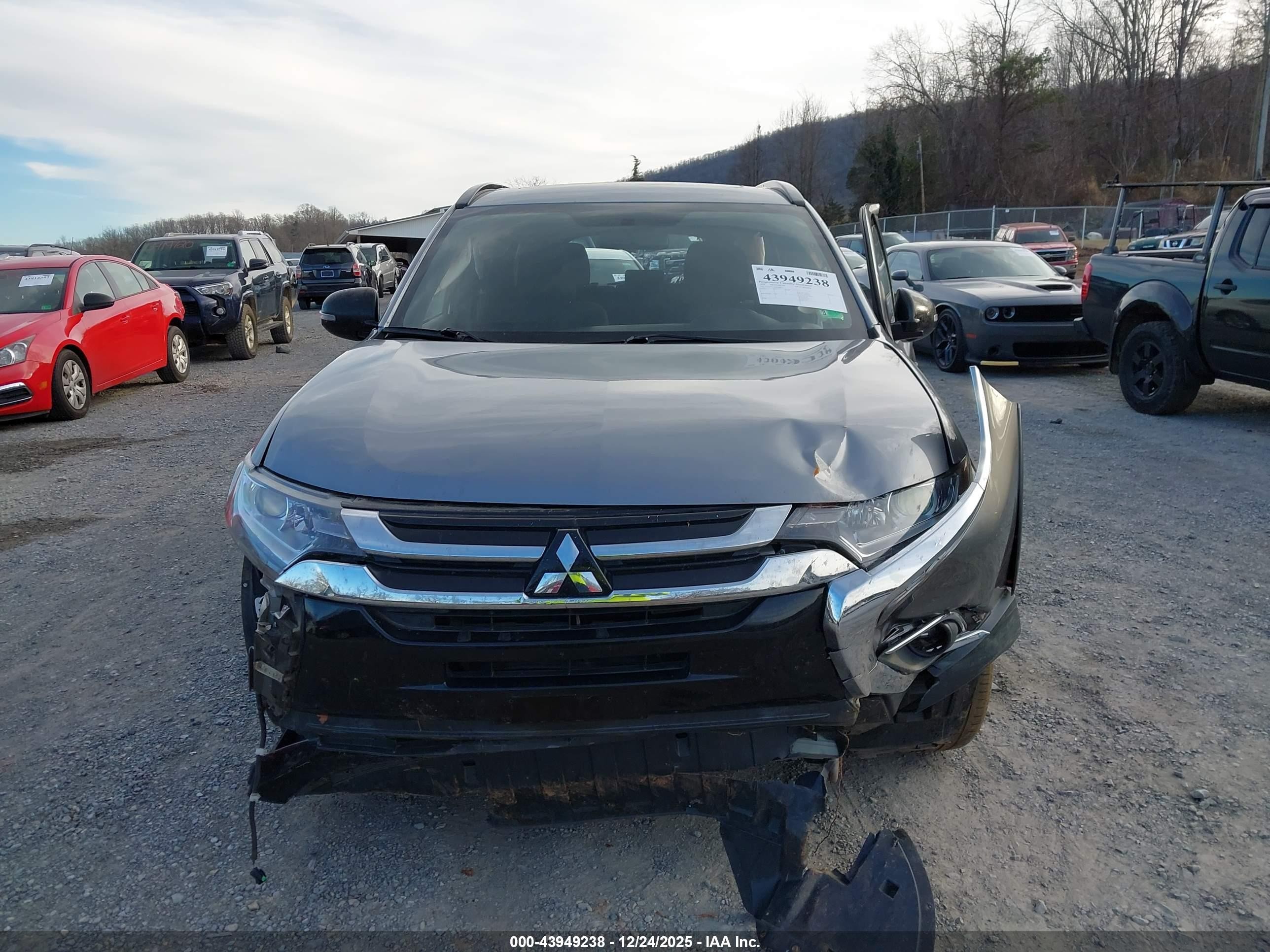 2018 Mitsubishi Outlander Le Серый vin: JA4AD3A34JZ059921