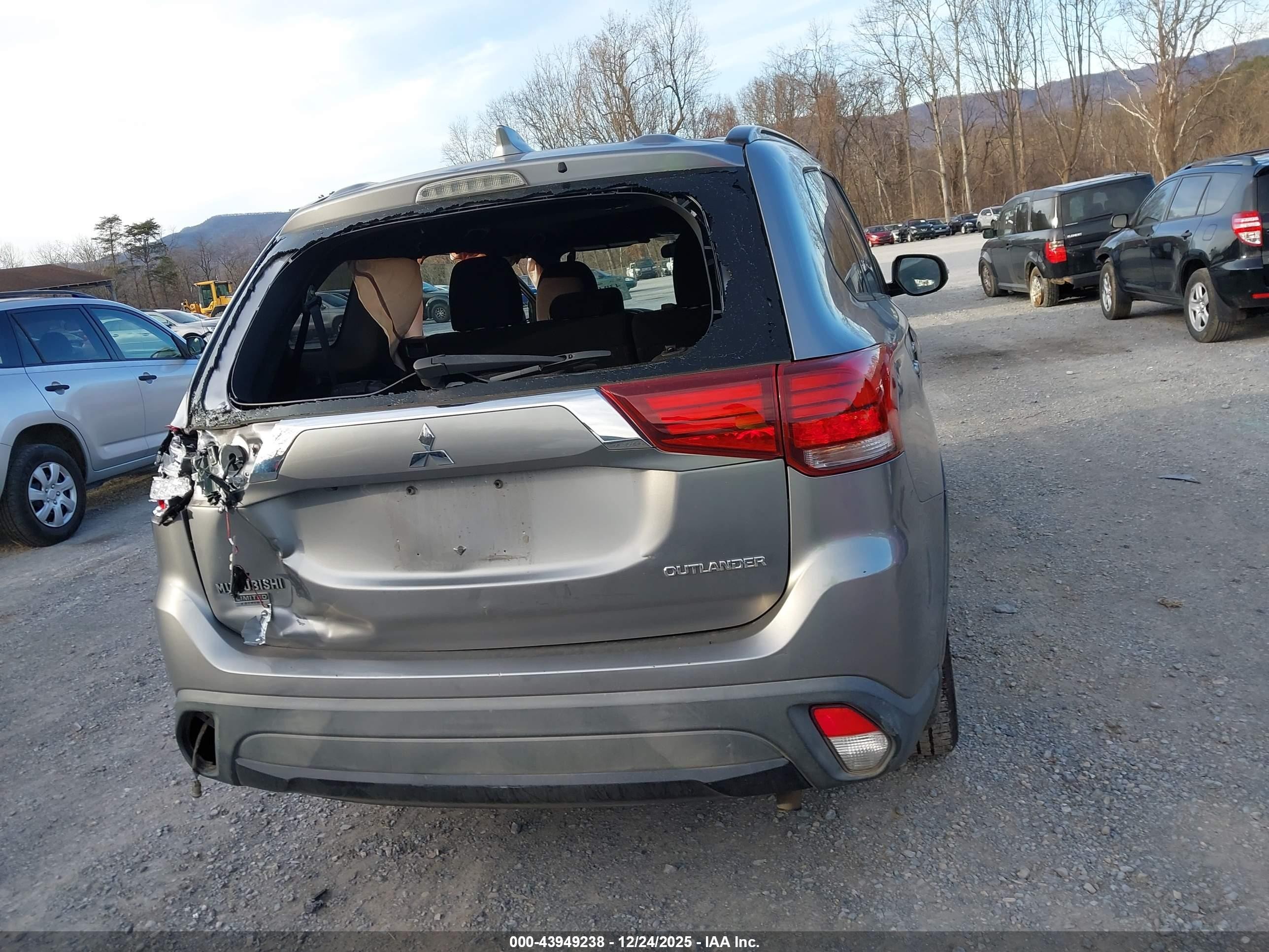 2018 Mitsubishi Outlander Le Серый vin: JA4AD3A34JZ059921