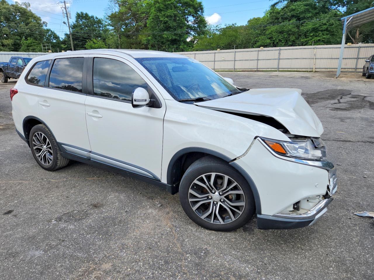 2018 Mitsubishi Outlander Se White vin: JA4AD3A35JZ033456