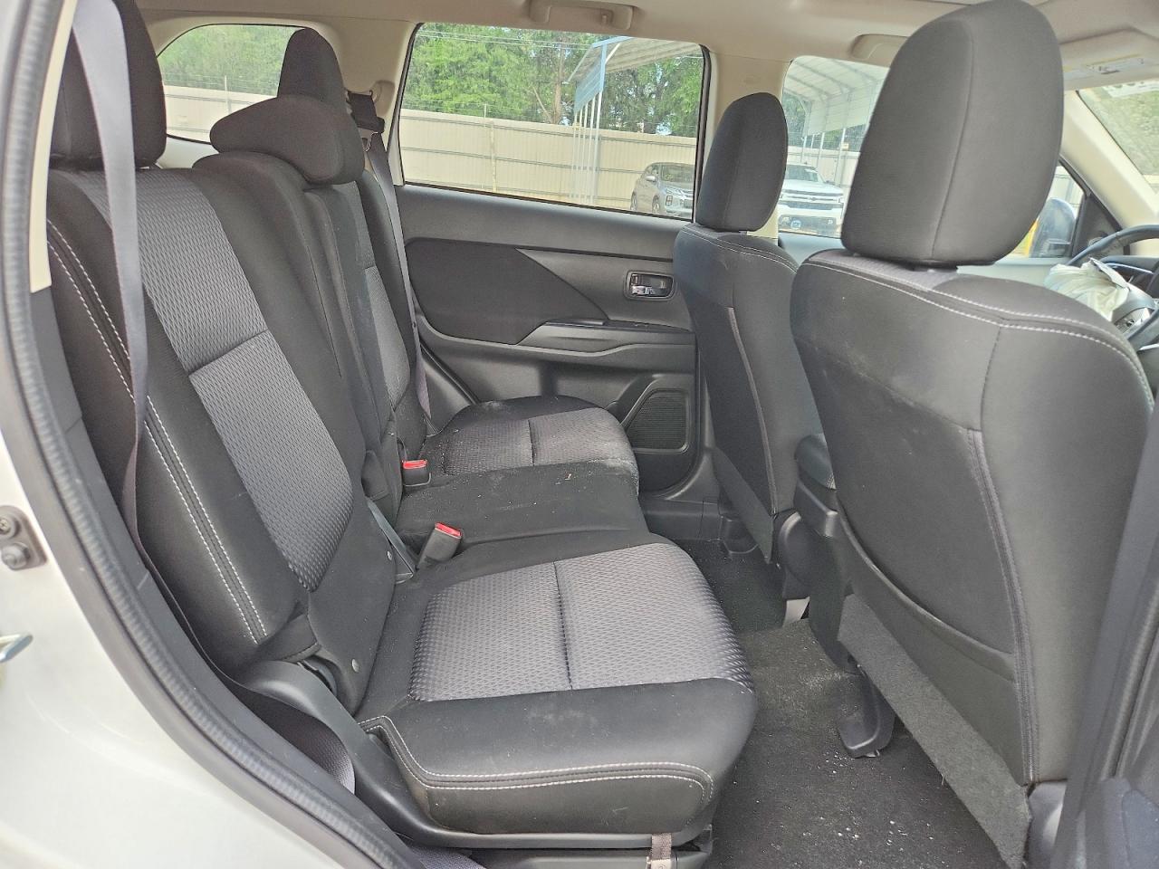 2018 Mitsubishi Outlander Se White vin: JA4AD3A35JZ033456