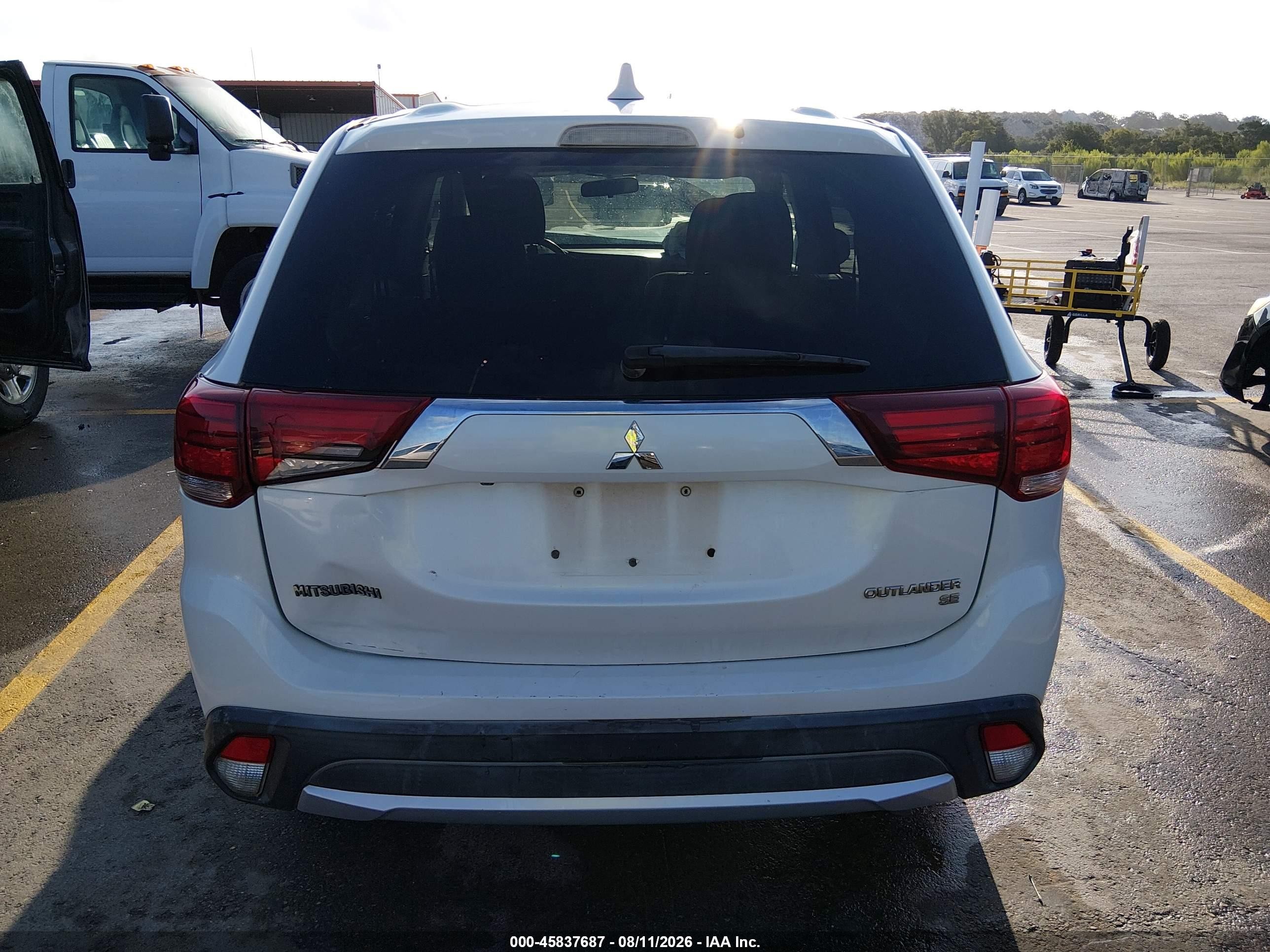 2018 Mitsubishi Outlander Se White vin: JA4AD3A39JZ023321