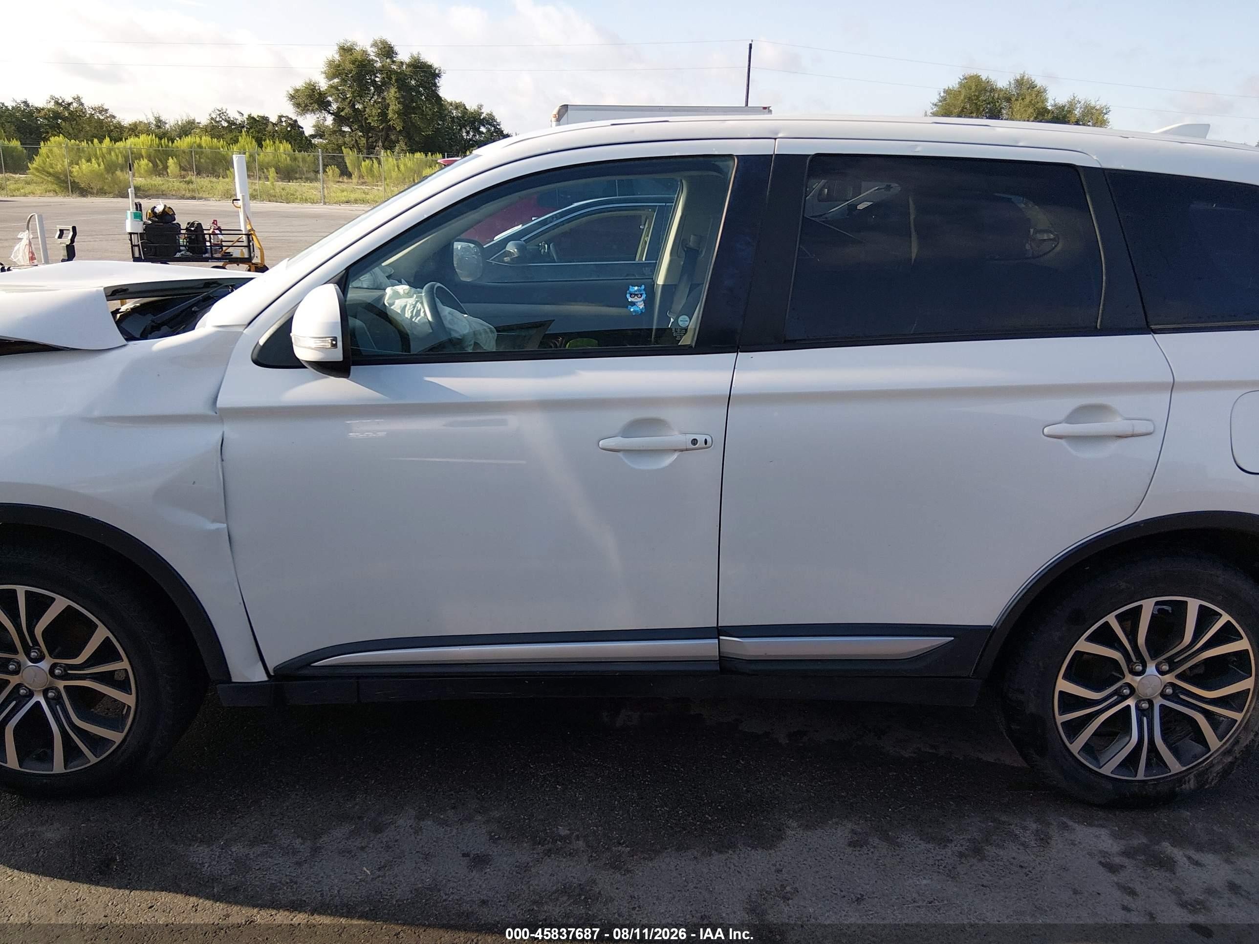 2018 Mitsubishi Outlander Se White vin: JA4AD3A39JZ023321