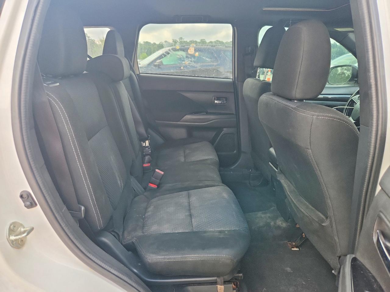 2018 Mitsubishi Outlander Se White vin: JA4AD3A3XJZ033274