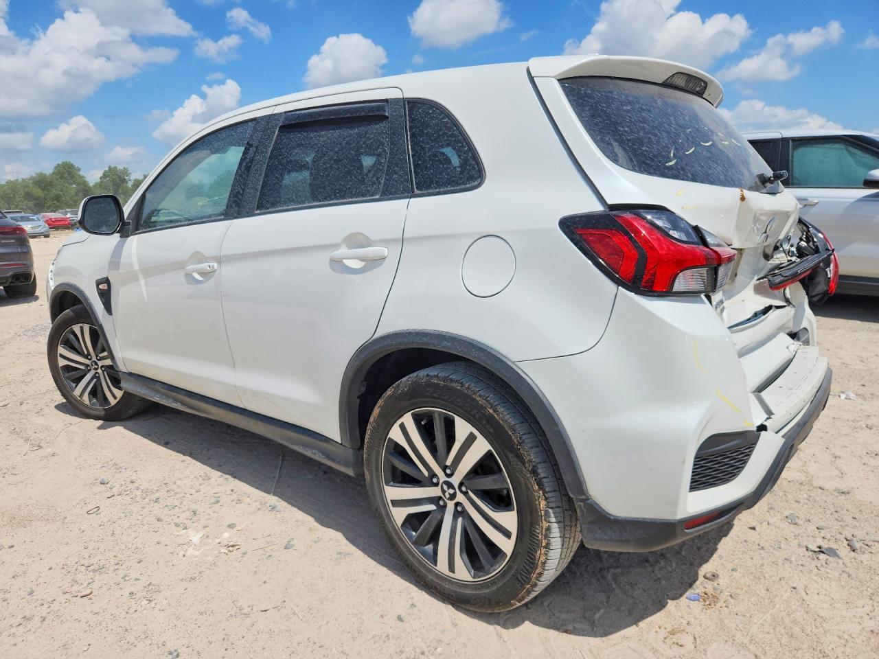 2020 Mitsubishi Out White vin: JA4AP3AU1LU016492