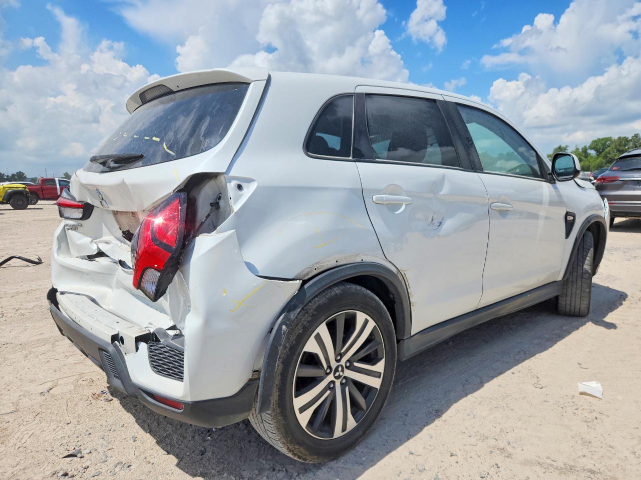 2020 Mitsubishi Out White vin: JA4AP3AU1LU016492