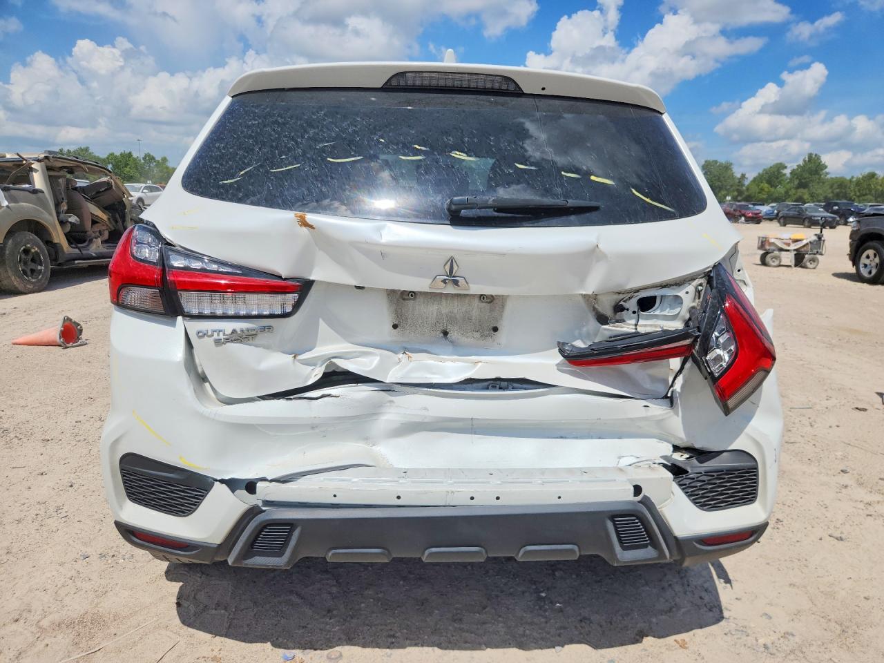 2020 Mitsubishi Out White vin: JA4AP3AU1LU016492
