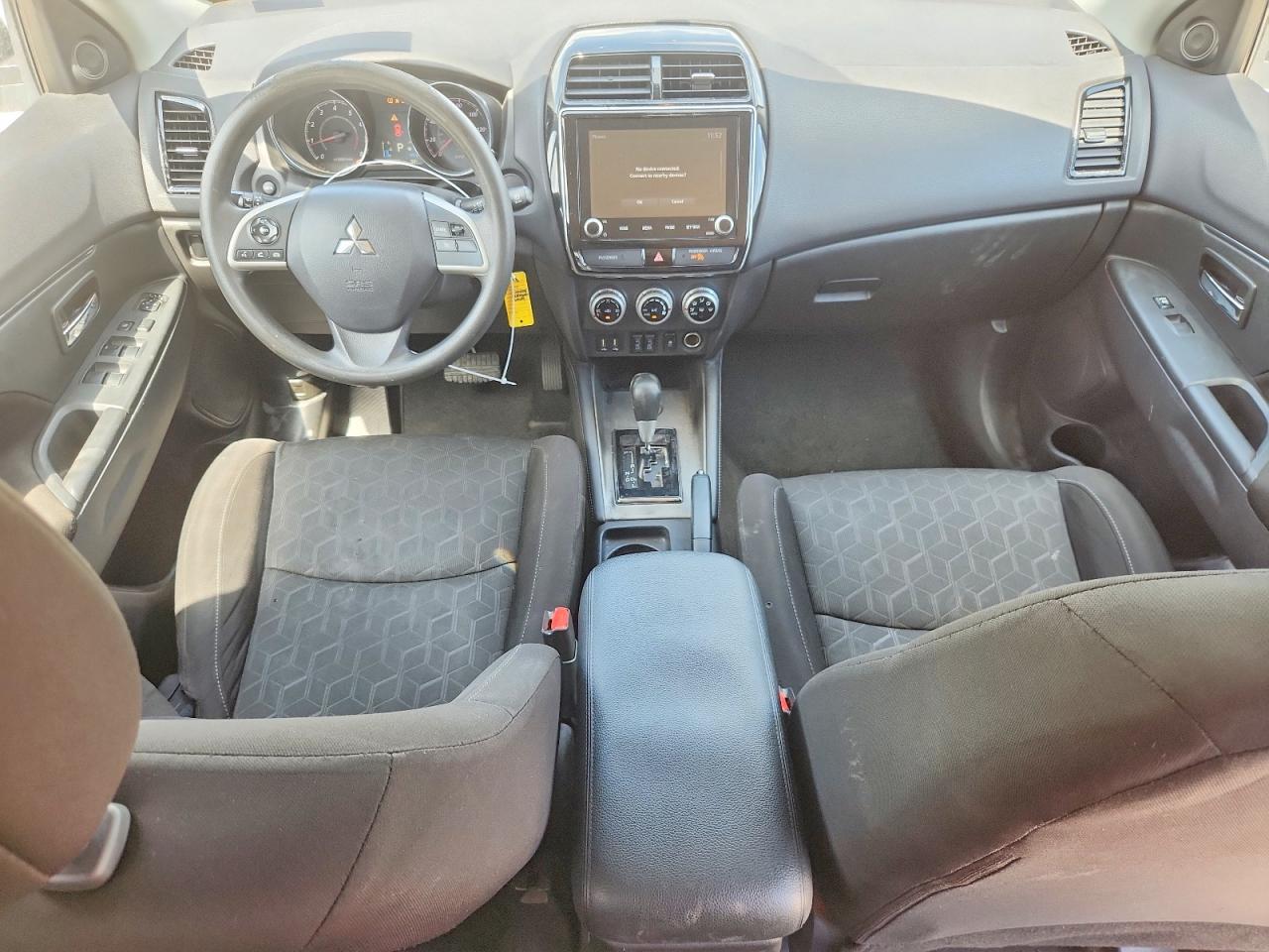 2020 Mitsubishi Out White vin: JA4AP3AU1LU016492