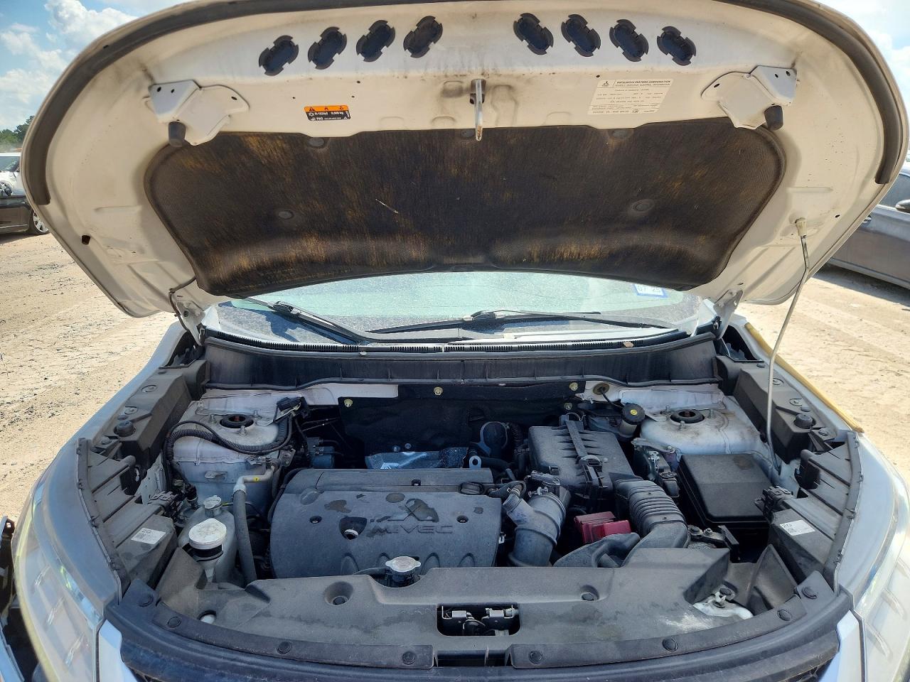 2020 Mitsubishi Out White vin: JA4AP3AU1LU016492