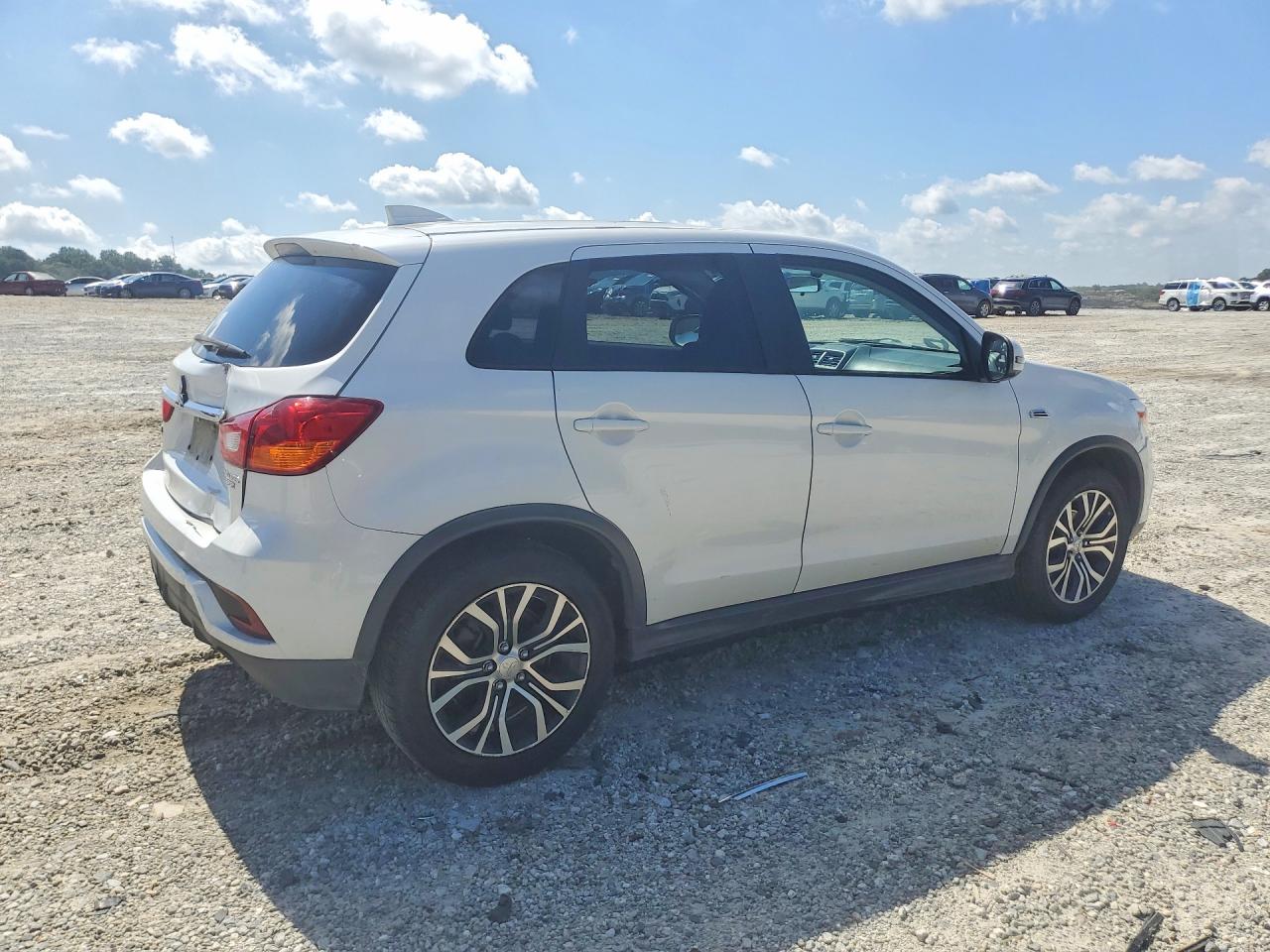2018 Mitsubishi Outlander Sport Es White vin: JA4AP3AU6JZ006489